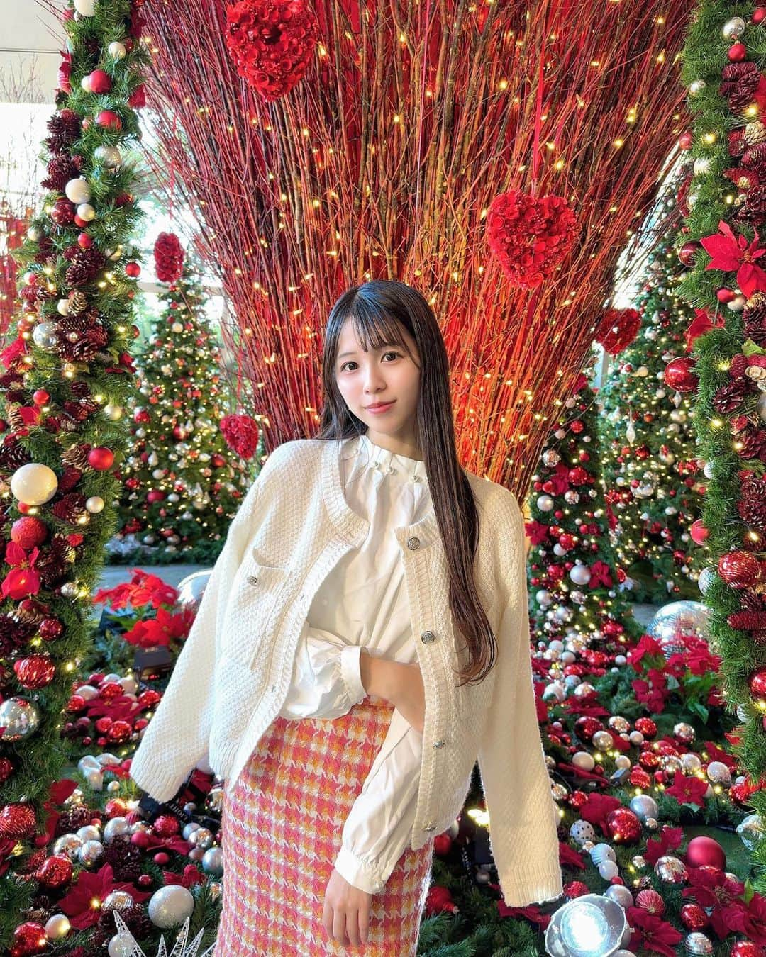 若松来海のインスタグラム：「クリスマスって胸が高鳴るよね🎅🏻🎄🤍 どきどき🙈💓 ⁡ ⁡ ⁡ ⁡ ⁡ ⁡ ⁡ ⁡  #グランドハイアット東京  #東京ホテル  #六本木  #六本木ヒルズ  #クリスマスツリー  #クリスマスマーケット  #クリスマスオーナメント  #クリスマスパーティー  #クリスマスツリー飾り付け  #xmastree  #xmas  #christmastree  #東京観光  #六本木ホテル  #おしゃれ空間  #grandhyatt  #japanesegirl  #ロペ  #rope  #グレイル  #グレイル購入品  #グレイルコーデ  #grl購入品  #grl  #grlコーデ  #プチプラコーデ #クリスマスコーデ」