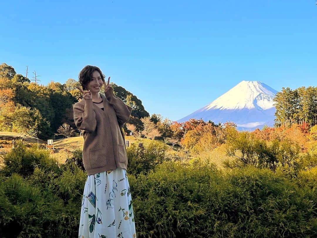 名塚佳織のインスタグラム：「🍁 #にじかつ  来てくださった皆様！ 本当にありがとうございました！！  優しい皆様のおかげで とっても楽しい時間になりました♡  野外イベントにしたかったくらい 良い天気に恵まれ テンション上がった〜♪  富士山も紅葉も綺麗で最高の場所♡ #虹の郷 #修善寺 #静岡   帰りはイルミネーション見つつ メープルシロップも買ったよ🍁」