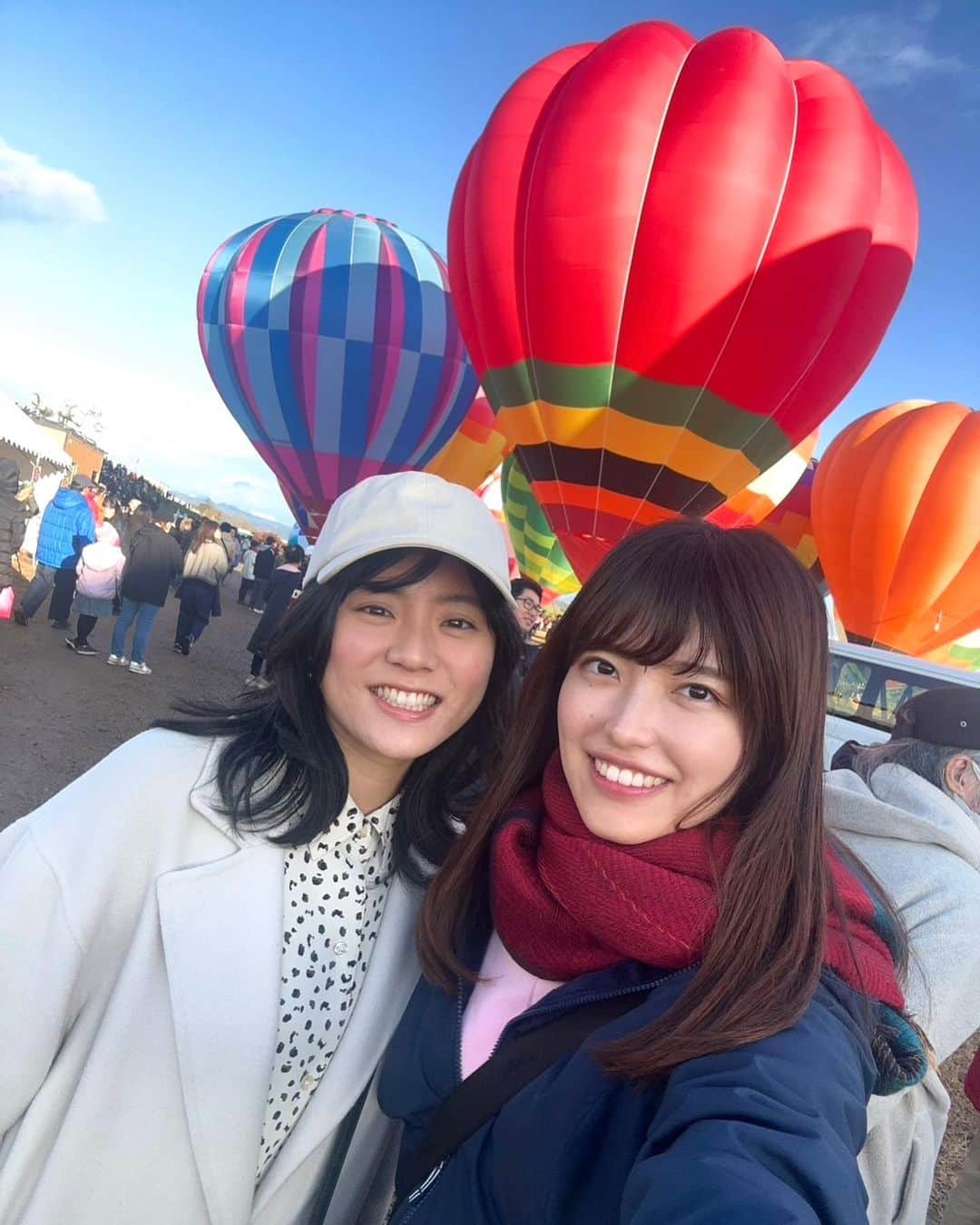 内田有香さんのインスタグラム写真 - (内田有香Instagram)「第36回大崎バルーンフェスティバル🎈 東京や秋田など全国各地から集まった 色とりどりのバルーンが青空に飛び立ちましたー☀️  朝3時半起きで会場にかけつけ、近くでみたら大迫力！ 次々と飛び立つバルーンはすっごく見応えがありました✨  来年は乗って上から眺めてみたいな〜！  📷重信アナと、幻想的な景色を写真に収めました  #バルーンフェスティバル #大崎市　#宮城」11月19日 18時51分 - yuuka_uchida_