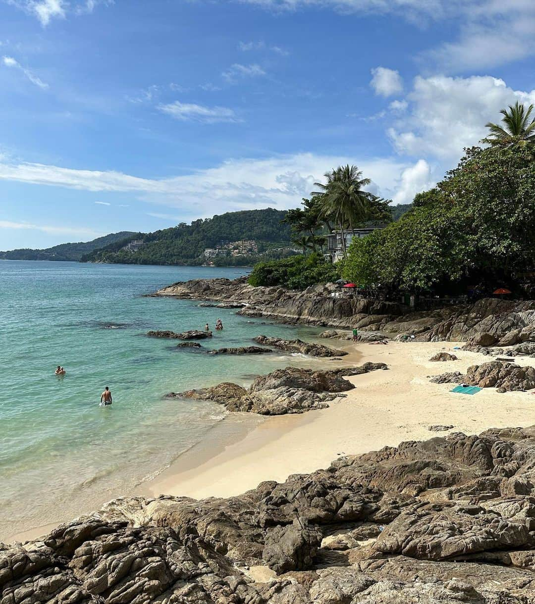 市原彩花さんのインスタグラム写真 - (市原彩花Instagram)「Patong beach🏖️  崖の上からの景色がめちゃ綺麗だった🥰  #fugabeachclub#beachclubs#ビーチクラブ#phuket#phukettrip#プーケット#patongbeach#パトンビーチ#プーケット旅行#タイ旅行#thaitraveling#海外旅行#クルーズ旅行」11月19日 18時52分 - ayaka_ichihara