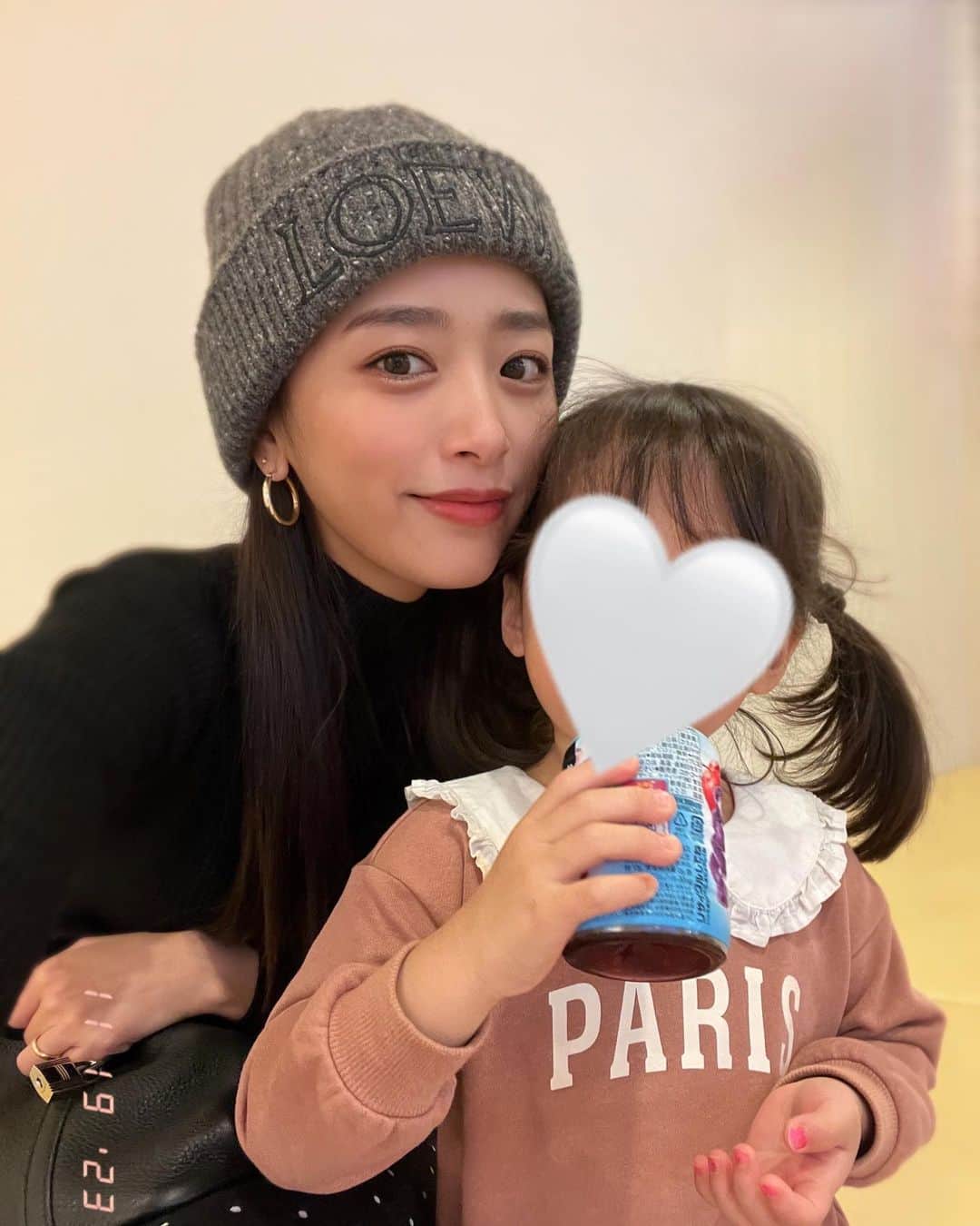 近藤千尋のインスタグラム：「せっかく次女が撮ってくれたけど 逆光だった、、💡😢 今日は長女が🏫だったので次女とデート❤️ ほんとに、ずっと変顔してふざけてる。。。笑 お調子者すぎて周りの方々にいつも 笑われる😂🫶笑  サングラス🕶️持参してるし ほんとに明るいなぁ。笑♡  明日からまた1週間がんばろう💗💗💗 移動が多い1週間になりそう、、✈️🚄💕」