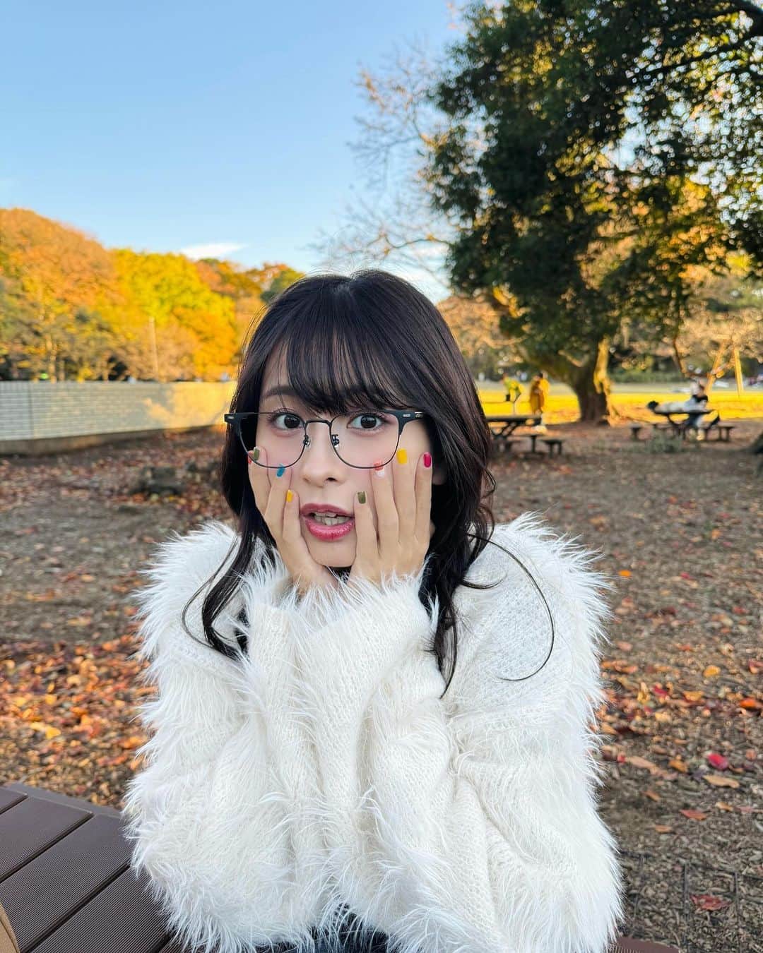 ロンモンロウさんのインスタグラム写真 - (ロンモンロウInstagram)「秋の終わりに、公園でイチョウを見て、本当に秋が好きですね。 #日本の秋  #秋の散歩  #季節の変わり目  #pr   👜： @vasic_japan  👓： @zoff_eyewear  🧶：imakokoni  自分でマニキュアを塗ったんだけど、可愛いでしょ？」11月19日 18時52分 - ronmonroe_official