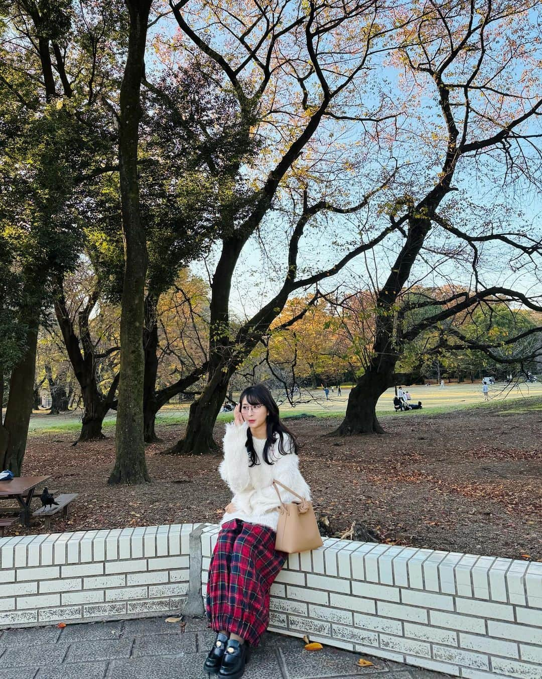 ロンモンロウさんのインスタグラム写真 - (ロンモンロウInstagram)「秋の終わりに、公園でイチョウを見て、本当に秋が好きですね。 #日本の秋  #秋の散歩  #季節の変わり目  #pr   👜： @vasic_japan  👓： @zoff_eyewear  🧶：imakokoni  自分でマニキュアを塗ったんだけど、可愛いでしょ？」11月19日 18時52分 - ronmonroe_official