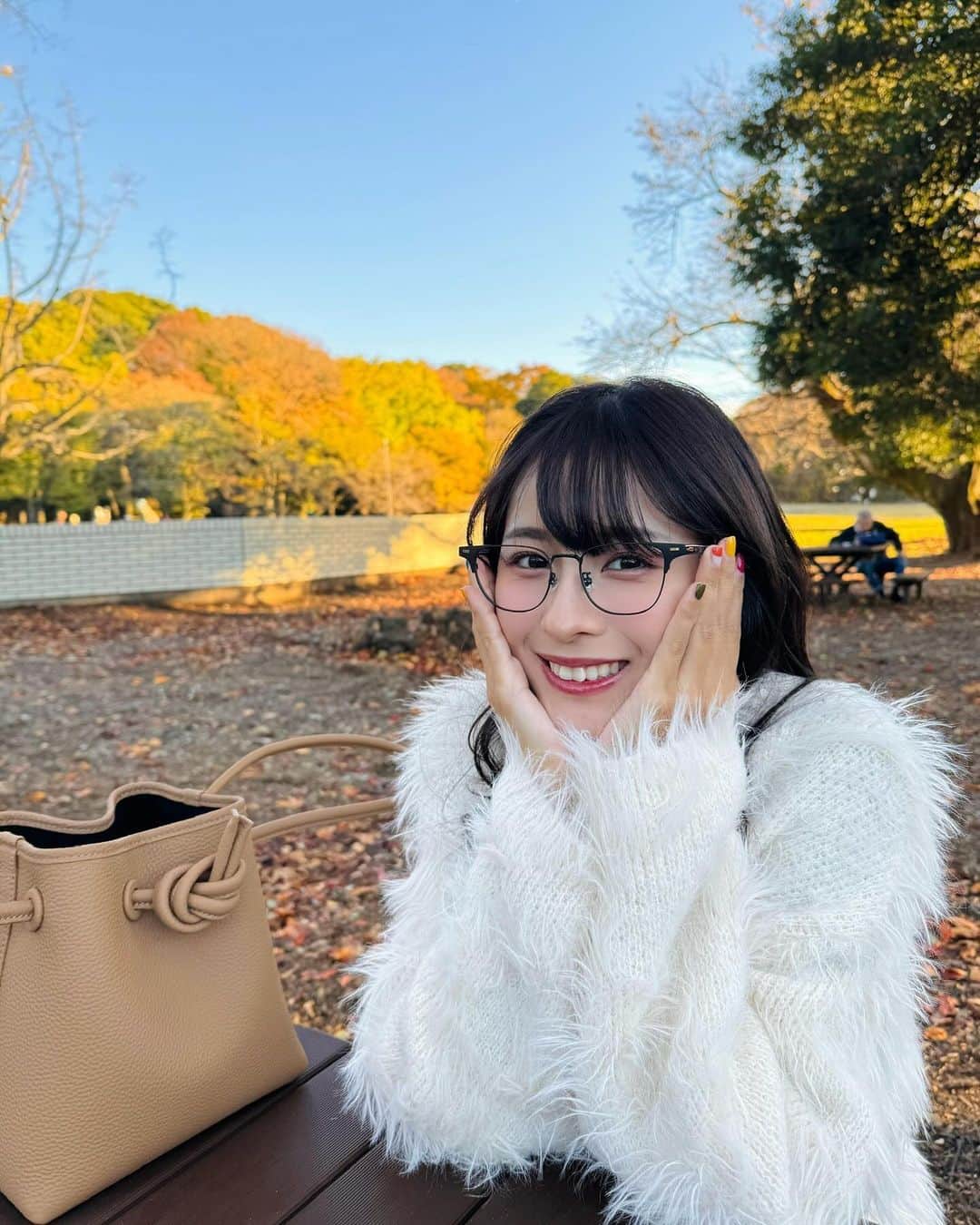 ロンモンロウさんのインスタグラム写真 - (ロンモンロウInstagram)「秋の終わりに、公園でイチョウを見て、本当に秋が好きですね。 #日本の秋  #秋の散歩  #季節の変わり目  #pr   👜： @vasic_japan  👓： @zoff_eyewear  🧶：imakokoni  自分でマニキュアを塗ったんだけど、可愛いでしょ？」11月19日 18時52分 - ronmonroe_official