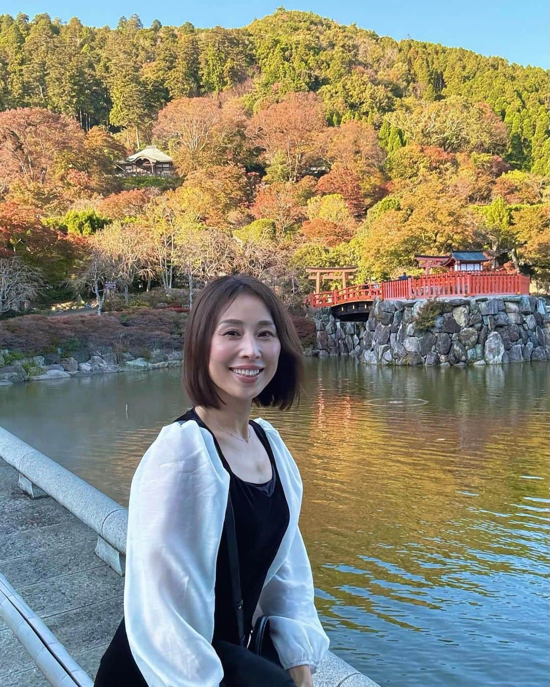 宮田綾子のインスタグラム：「紅葉を見に勝尾寺へ🍁思ったよりぜんぜん赤くなくて青々としてました、笑 だけど空気が良くて綺麗な景色に癒されました🌳 何年か前にも春に桜を見に行ったけど、だるまがたくさんあって可愛い❤️ 1年に1度12月に全部のだるまをお焚き上げするみたい 写真たくさん撮ったのでまた次も勝尾寺です♩ 千里阪急ホテルも2回目だけどレトロな雰囲気が可愛い、2025年までに閉館しちゃうんですね🏨 ストーリーズでニューアストリアのサンドイッチ好きな人がめちゃくちゃたくさんいてびっくりしました🥪人気店なのわかります😋  いつもたくさんのDMありがとうございます😍 ❤️ @ayako__miyata ←23.3万フォロワーありがとう❤️  #勝尾寺 #紅葉スポット #紅葉 #紅葉狩り #箕面 #katsuoji #katsuojitemple #大阪観光 #大阪旅行 #osaka #osakajapan #千里阪急ホテル #ニューアストリア #千里中央 #カチフォト2311 #勝尾寺ふぉとこんてすと」