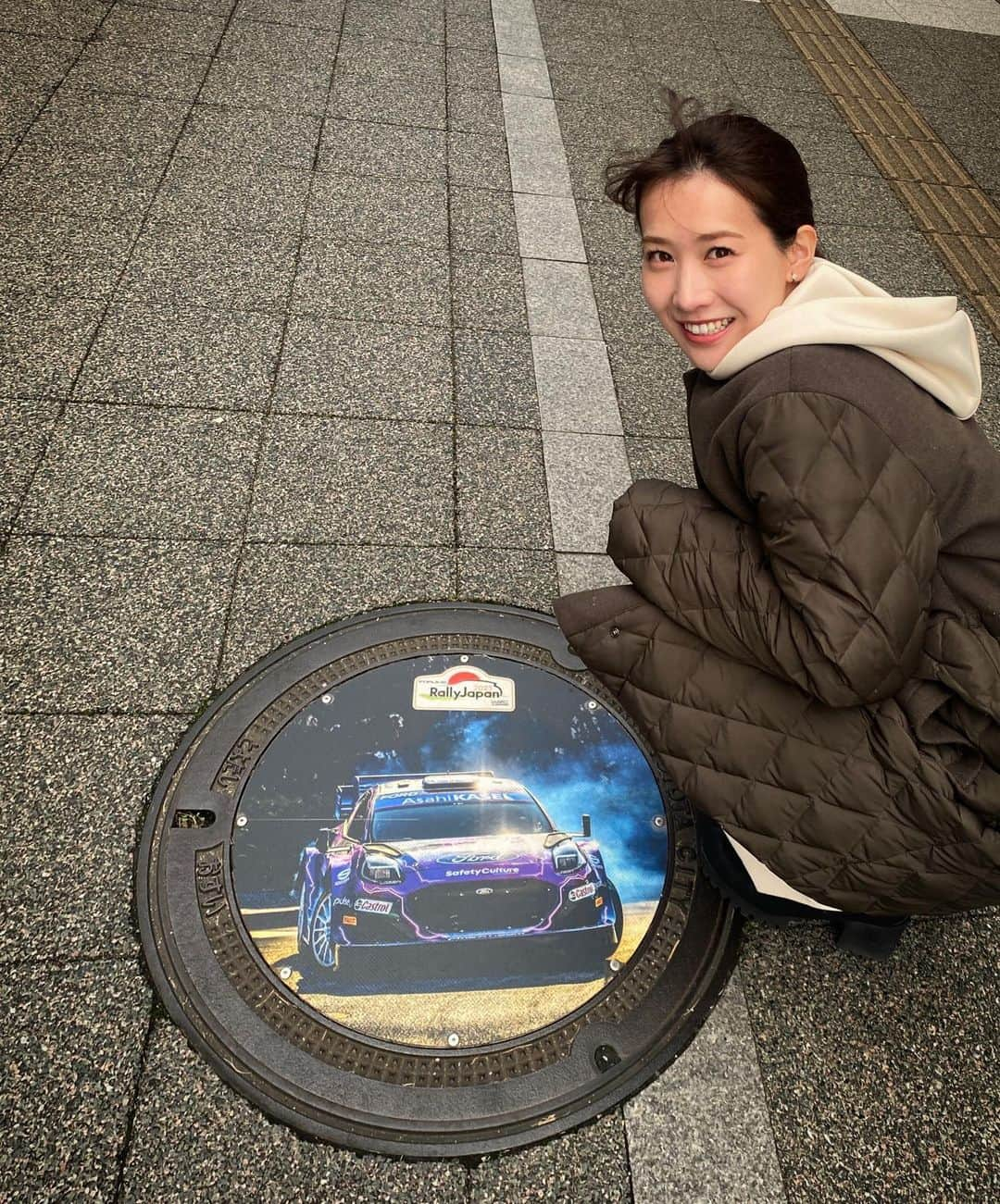 島津咲苗さんのインスタグラム写真 - (島津咲苗Instagram)「マンホールもラリーカーになっていて 街全体がラリー一色でした！！ あすも #ドデスカ よろしくお願いします✨ . . . #メーテレ #ドデスカ #アナウンサー #島津咲苗 #メーテレアナウンサー #ラリージャパン #rallyjapan2023 #rallyjapan #豊田市 #豊田 #愛知 #岐阜」11月19日 18時53分 - sanae_shimazu