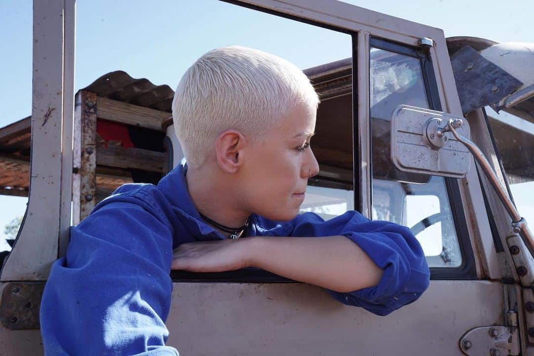 ジェナ・マクドゥーガルさんのインスタグラム写真 - (ジェナ・マクドゥーガルInstagram)「40 hours! ⚡️ How are you hoping Wild Wild Heart will make you feel? Spoiler alert: you choose your own adventure 🧡🌌🏜️ Dream big xxxxxxxxxxx」11月19日 18時54分 - hevenshe