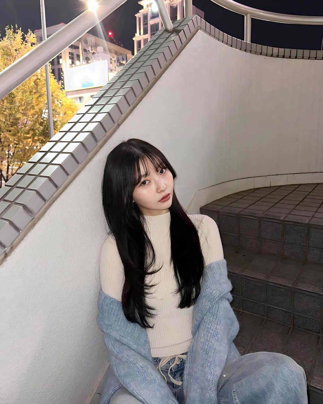 橋本萌花のインスタグラム：「金さんにカットしてもらいました✨韓国風かわいい🥰寒すぎる最近ダイエット頑張ってるから顔が浮腫んでない☺️」