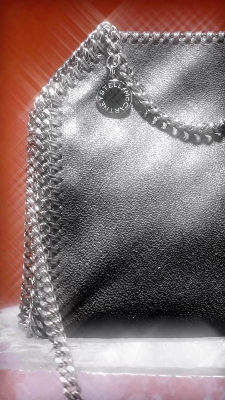 ステラ・マッカートニーのインスタグラム：「STELLABRATION: A festive frost and #Falabella, crafted from plant-based and plastic-free MIRUM®️.  A gift to yourself and Mother Earth, our iconic Falabella Re-Edition in MIRUM®️ is made using natural materials that can be recycled or returned to the planet as nutrients.  Shop #StellaHoliday at link in bio.  Credits Track: ‘Frozen’ by @Madonna  #StellaMcCartney #StellaSpring24 #vegan #crueltyfree」