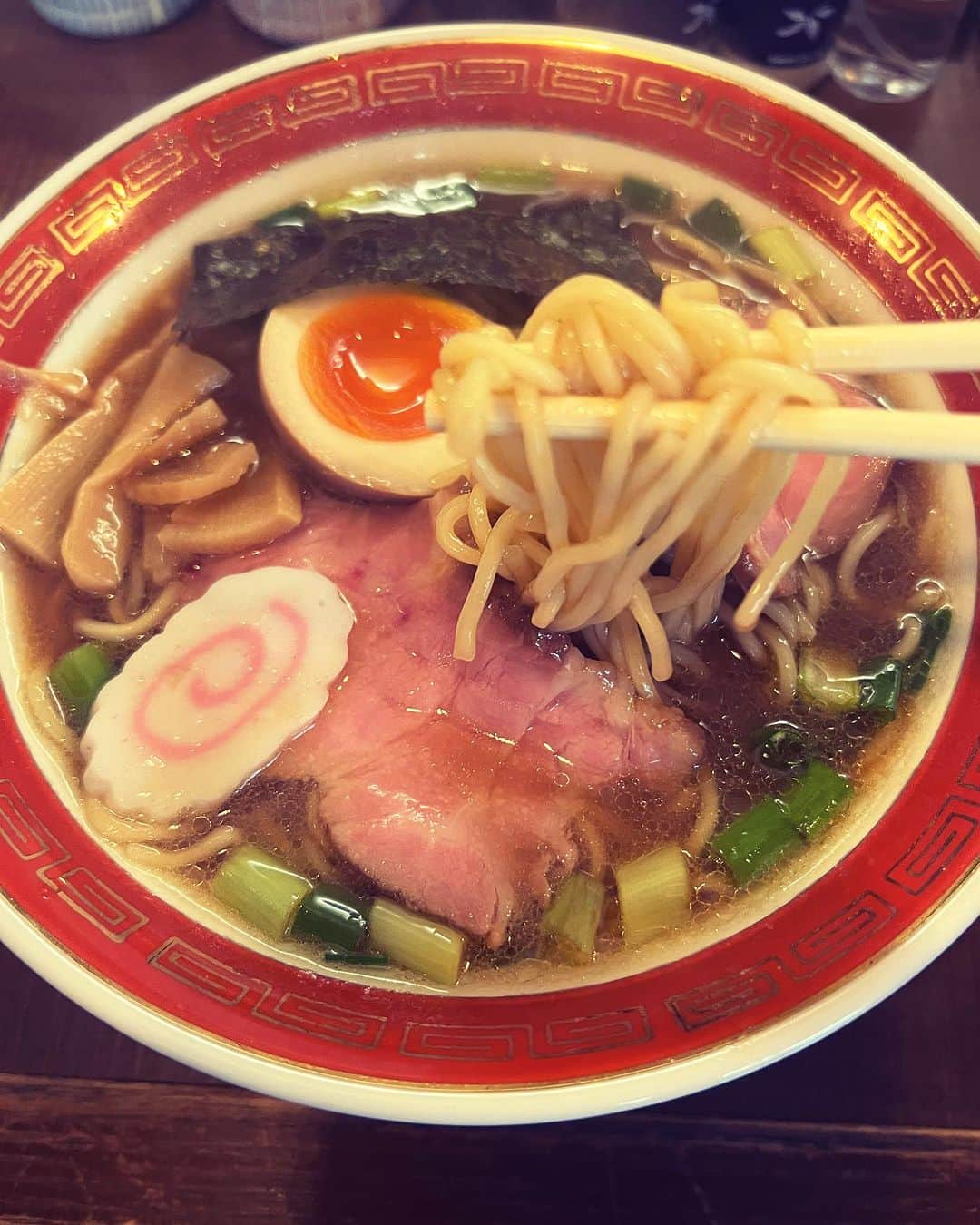 細川優さんのインスタグラム写真 - (細川優Instagram)「船橋駅近くの、【拉麺　いさりび】　ネオ中華そばを実食。 中太ストレート麺が醤油のスープとマッチングー。チャーシューも柔らかくて美味でして。いよっ😤ネオ中華そば🍜  #拉麺いさりび #ネオ中華そば #船橋 #麺スタグラム #めんすたぐらむ  #メンスタグラム  #noodle  #noodlelover  #ラーメン」11月19日 18時55分 - yuhosokawa