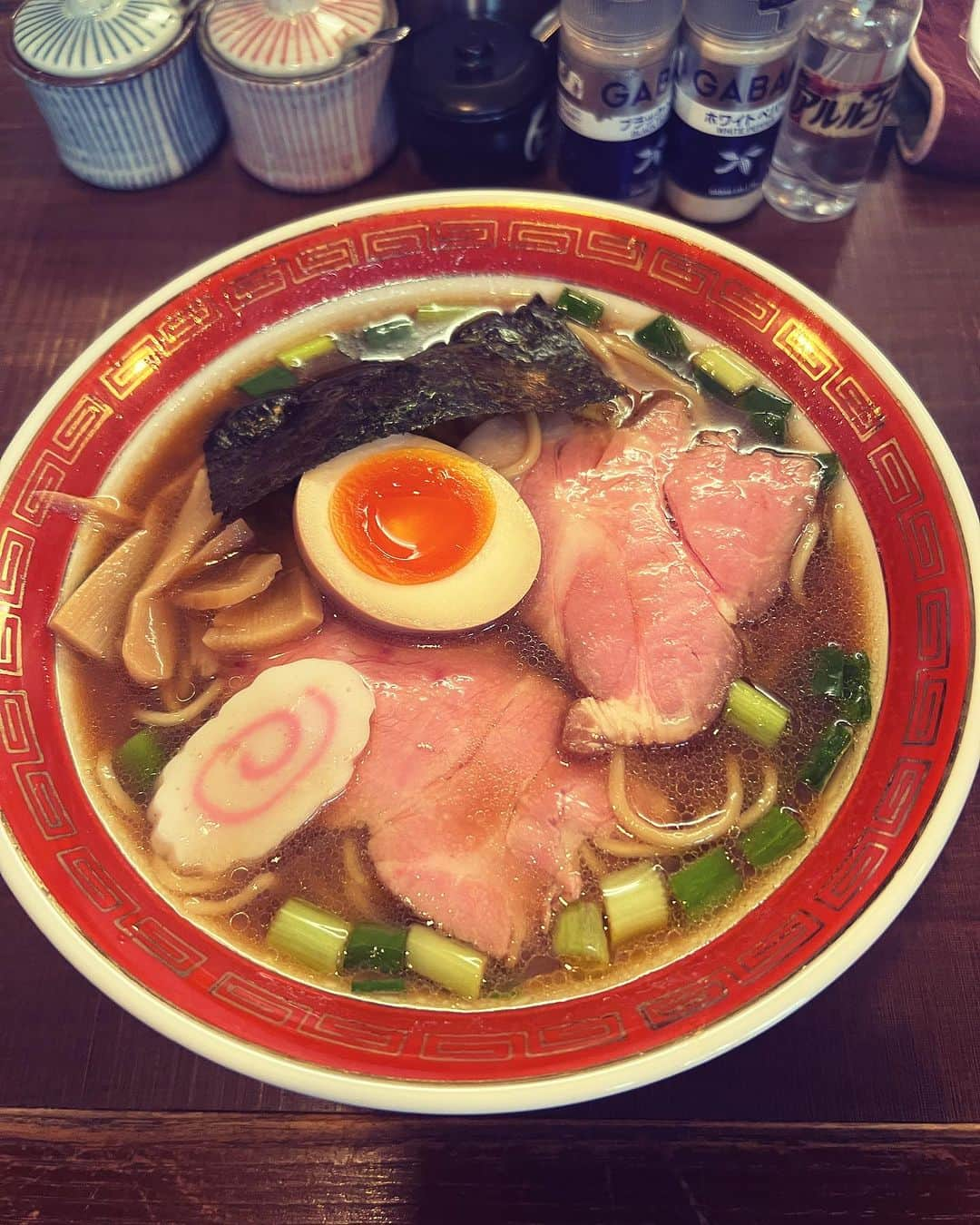 細川優のインスタグラム：「船橋駅近くの、【拉麺　いさりび】　ネオ中華そばを実食。 中太ストレート麺が醤油のスープとマッチングー。チャーシューも柔らかくて美味でして。いよっ😤ネオ中華そば🍜  #拉麺いさりび #ネオ中華そば #船橋 #麺スタグラム #めんすたぐらむ  #メンスタグラム  #noodle  #noodlelover  #ラーメン」