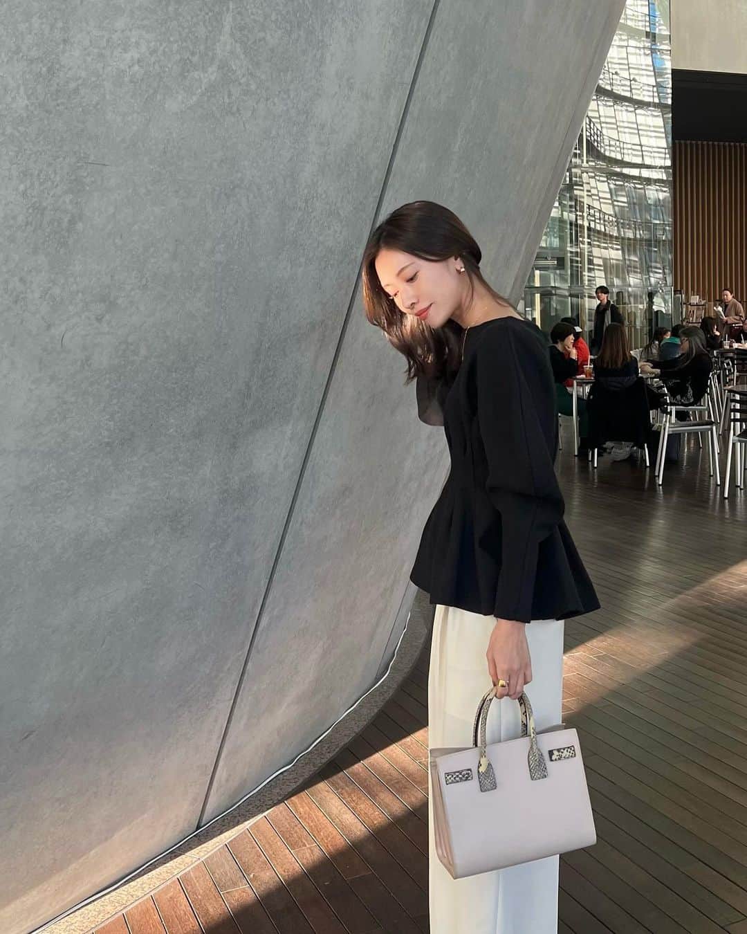 石黒美帆のインスタグラム：「楽しみにしていたイヴ・サンローラン展✍️ ⁡ ディオール時代のコレクションから 100体以上ものルック、アクセサリー、デザイン画と見ごたえ抜群‥！ ⁡ 帰宅してまたイヴ・サンローランの映画を見て。 こんな壮絶な人生とメンタルの中で これだけ美しいものを作り上げていたのか‥ と考えてまた素晴らしく思えたり。 ⁡ そんな日のコーデは @ysl のバッグに合わせて シルエットが素敵な @dolce._official のトップスでした❤︎ ⁡ ⁡」