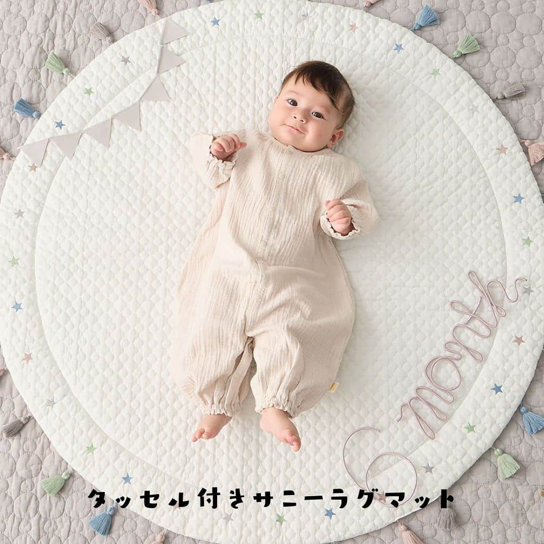 エンジェリーベさんのインスタグラム写真 - (エンジェリーベInstagram)「1/2バースデーや1歳のお誕生日、1month、2month、3month、4month、5month、6month...赤ちゃんの成長のたびにコーデをチェンジして成長記録にしてカシャ📷✨ 写真映え間違いなしの『ANGELIBEオリジナルのサニーラグマット』がついに発売👏  👆タップで購入できます👆  ------------------------- ▼TOPページのURLより公式サイトをご覧いただけます🔗 @angeliebe_official ------------------------- ------------------------- #エンジェリーベ #ベビーマット #セレモニードレス #ベビードレス #お宮参り #ベビーウェア #ベビーコーデ #お洒落ベビー #マタママ #初ママ #初マタ #新米ママ #インスタベビー #むすこふく #むすめふく #むすめ服 #むすこ服 #出産準備品 #女の子ママ #男の子ママ #令和ベビーママ #べビスタグラム #赤ちゃんグッズ #お食い初め #出産祝い #ベビーグラム #ロンパースコーデ #冬生まれベビー #一歳誕生日  #ハーフバースデー　 -------------------------」11月19日 18時56分 - angeliebe_official