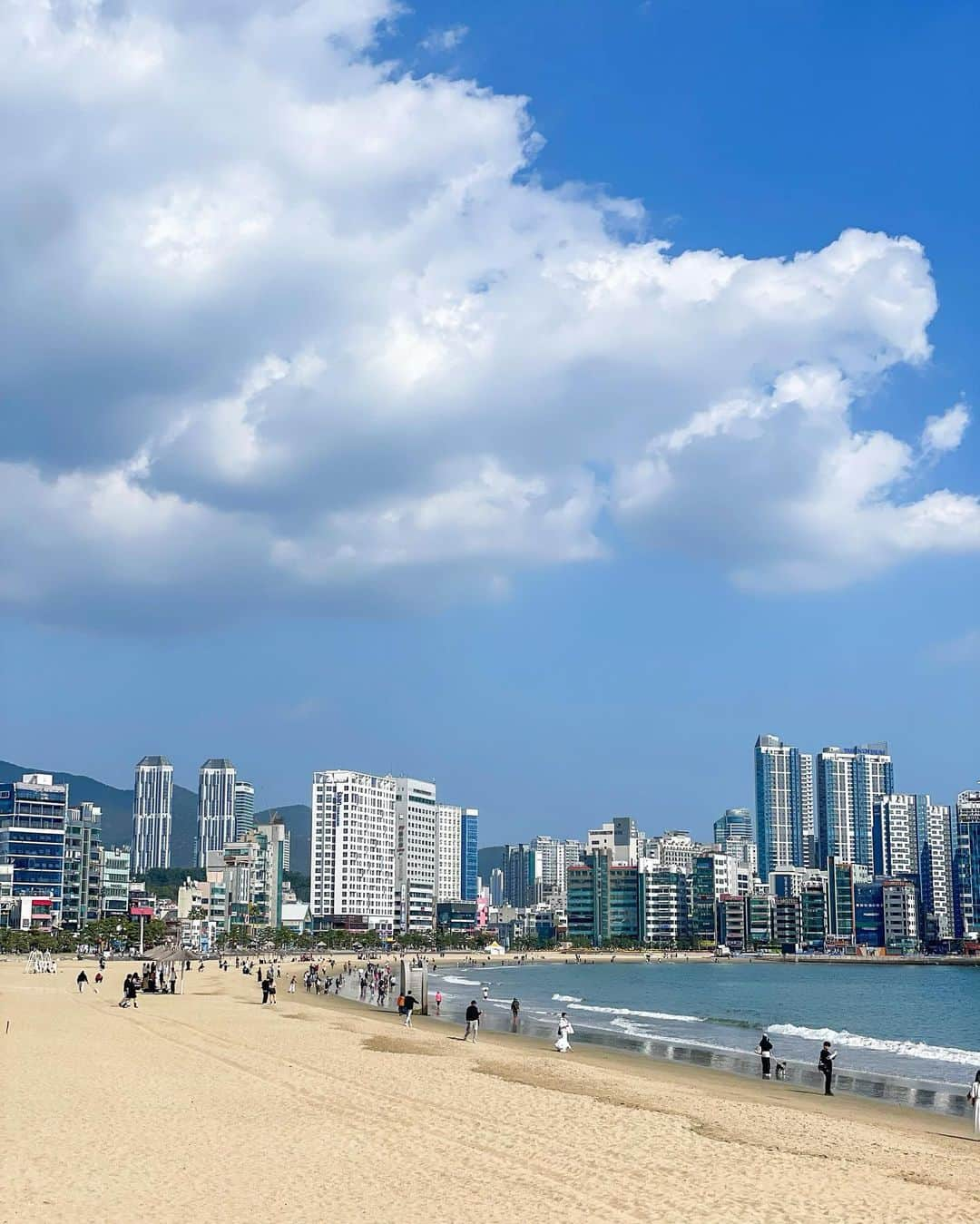 吉田夏海さんのインスタグラム写真 - (吉田夏海Instagram)「釜山の海🩵🩵🩵  初めて韓国で海見れて感激🥺🫶  高層ビルが並んでる海って珍しいよね？🏙️🌊  お友達の子と仲良くしてて可愛かった〜🥰  子供には言葉の壁なんてないんだね🤭✨  #busan #korea  #韓国 #韓国旅行  #釜山 #釜山旅行  #子連れ旅行 #子連れ海外  #summervibes #sea」11月19日 18時57分 - natsumiiiiiiiiiii