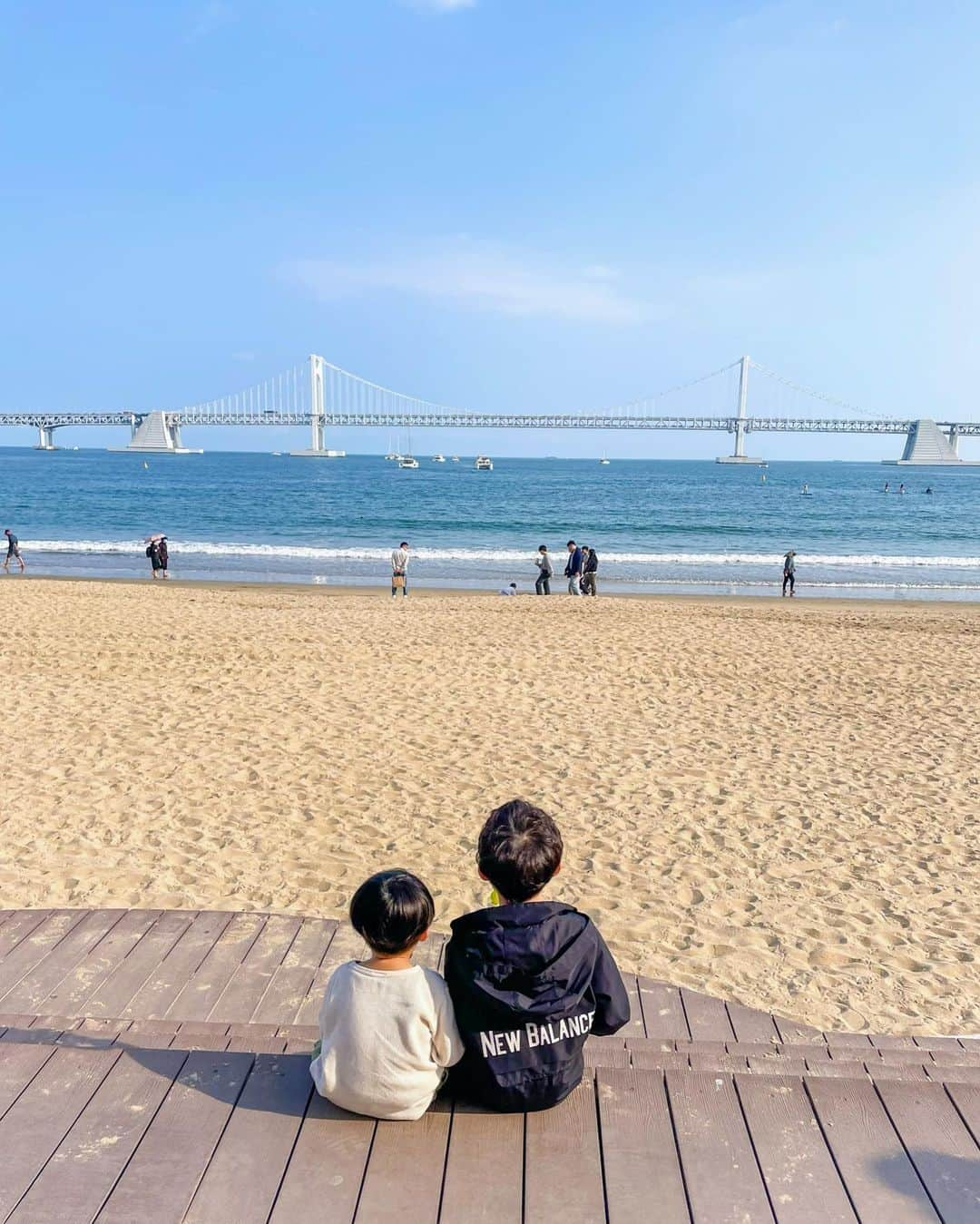 吉田夏海さんのインスタグラム写真 - (吉田夏海Instagram)「釜山の海🩵🩵🩵  初めて韓国で海見れて感激🥺🫶  高層ビルが並んでる海って珍しいよね？🏙️🌊  お友達の子と仲良くしてて可愛かった〜🥰  子供には言葉の壁なんてないんだね🤭✨  #busan #korea  #韓国 #韓国旅行  #釜山 #釜山旅行  #子連れ旅行 #子連れ海外  #summervibes #sea」11月19日 18時57分 - natsumiiiiiiiiiii