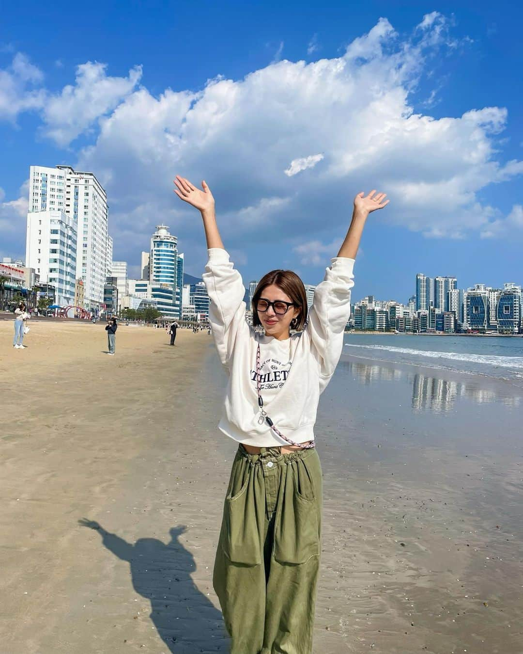 吉田夏海のインスタグラム：「釜山の海🩵🩵🩵  初めて韓国で海見れて感激🥺🫶  高層ビルが並んでる海って珍しいよね？🏙️🌊  お友達の子と仲良くしてて可愛かった〜🥰  子供には言葉の壁なんてないんだね🤭✨  #busan #korea  #韓国 #韓国旅行  #釜山 #釜山旅行  #子連れ旅行 #子連れ海外  #summervibes #sea」