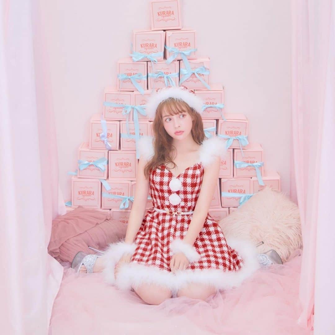 シュガーのインスタグラム：「.  𝑮𝒊𝒏𝒈𝒉𝒂𝒎 𝒄𝒉𝒆𝒄𝒌 𝑺𝒂𝒏𝒕𝒂  𝑓𝑒𝑎𝑡. 加藤ナナ  今年のクリスマスコスの大本命は レトロ可愛いギンガムチェック♡*⑅୨୧  * * * * * * * * * * * * * * * * * * 🔍ギンガムフレアワンピースサンタ No.SS094YN * * * * * * * * * * * * * * * * * *  #ギンガムサンタ #レッドサンタ #サンタコスチューム #コスチューム #サンタクロース #サンタコスプレ #クリスマス #クリスマスイベント #クリスマスパーティー #コスプレ #cosplay #コスプレ通販 #santaclaus #christmas #christmasparty #サンタ買うならシュガー #キャバドレス通販 #キャバ通販 #ドレス通販 #ドレスショップ」