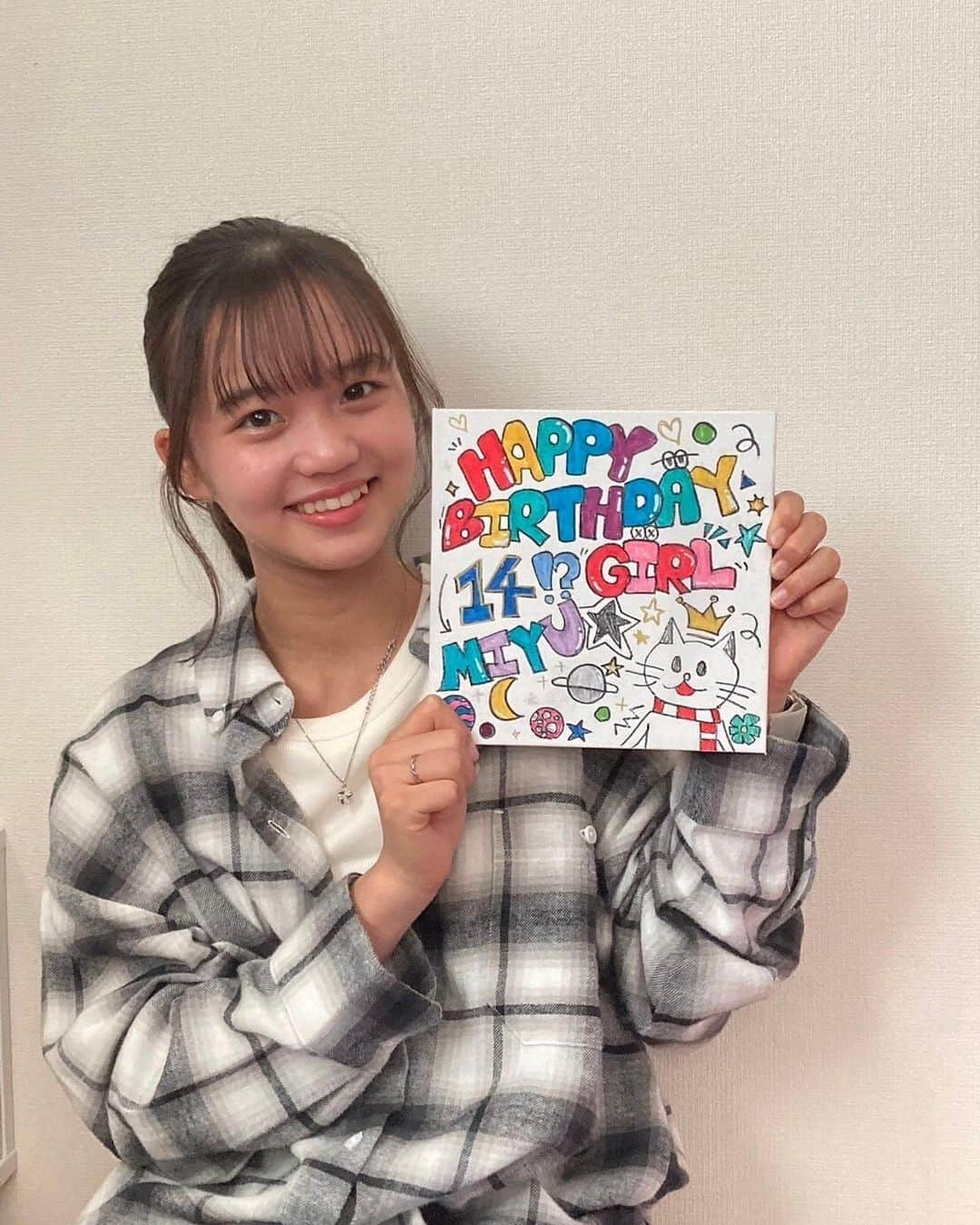 大島美優さんのインスタグラム写真 - (大島美優Instagram)「私、大島美優は本日11月19日に14歳になりました！  いろんな方にお祝いしていただけて本当に幸せです💗 皆さんありがとうございます🙇‍♀️  今年もみなさんにたくさんの素敵な作品をお届けできるように成長していきます！  マネージャーさん達から大好きなSLAM DUNKのグッズをプレゼントしていただきました🏀 かっこよすぎて感激❤️‍🔥 ありがとうございます😭  お友達からも素敵なプレゼントをたくさんもらえて嬉しかったです！  写真1枚目はレッスン後に、大好きな八木美樹ちゃんと木村咲愛ちゃんと！📷 このあとに有坂心花ちゃんも来て一緒にケーキ食べました！🍰  2枚目は親友との合同バースデーパーティー🎉 たのしかった〜🫶🏻  誕生日に浮かれすぎて事務所にスマホを忘れてきた美優でした😿」11月19日 19時07分 - miyu_oshima.official