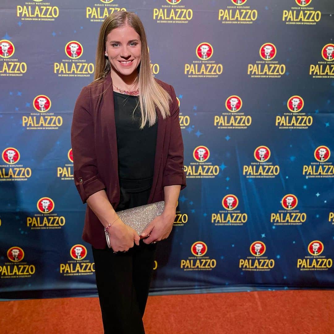 エリザベト・ザイツのインスタグラム：「Wieder eine tolle Premiere bei der ich dabei sein durfte: PALAZZO Stuttgart 😍.  Dieses Jahr unter dem Motto ‚Family Affairs‘ gab es neben dem leckeren Essen von @harald_wohlfahrt eine absolut sehenswerte Show mit tollen Künstlern.  Danke für den schönen Abend @palazzo_stuttgart 🥰.   #palazzo #dinnershow #artistic #show #food #haraldwohlfahrt #premiere #eliseitz #nationalteam #gymnastics @audistuttgart @followyour24passion @zimme06」