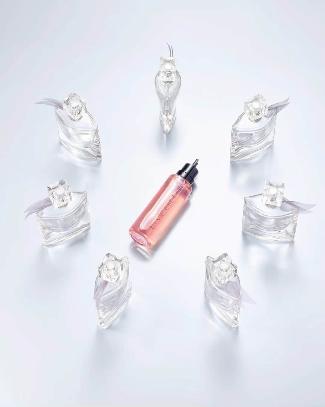 Lancôme Officialのインスタグラム：「A simple gesture for you and for the planet. When purchasing your La vie est belle refill, follow the easy steps to refill at home and watch your favorite fragrance come to life again.  #Lancome #Lavieestbelle #Fragrance #Refill」