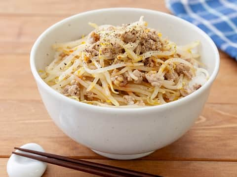 ヤマサ醤油株式会社のインスタグラム：「「もやし丼」 https://recipe.yamasa.com/recipes/5377 今日のレシピは 若子みな美 さん！  包丁なしで作れる簡単丼ぶり。もやしのシャキシャキ感とジューシーな豚ひき肉に、「ヤマサ ぱぱっとちゃんと これ!うま!!つゆ」のうま味がマッチします。   #これうまつゆ #自炊 #happyrecipe #foodphotography #ヤマサ #instapic #instagood #ハッピーレシピ部 #delish #instadaily #在宅楽飯 #soysauce #人気 #jp #テレワーク飯 #instafood #yamasa #おうちごはん #レシピ #ランチ #簡単 #recipe #photooftheday #昼ごはん #yummy #時短メニュー #定番 #もやし」