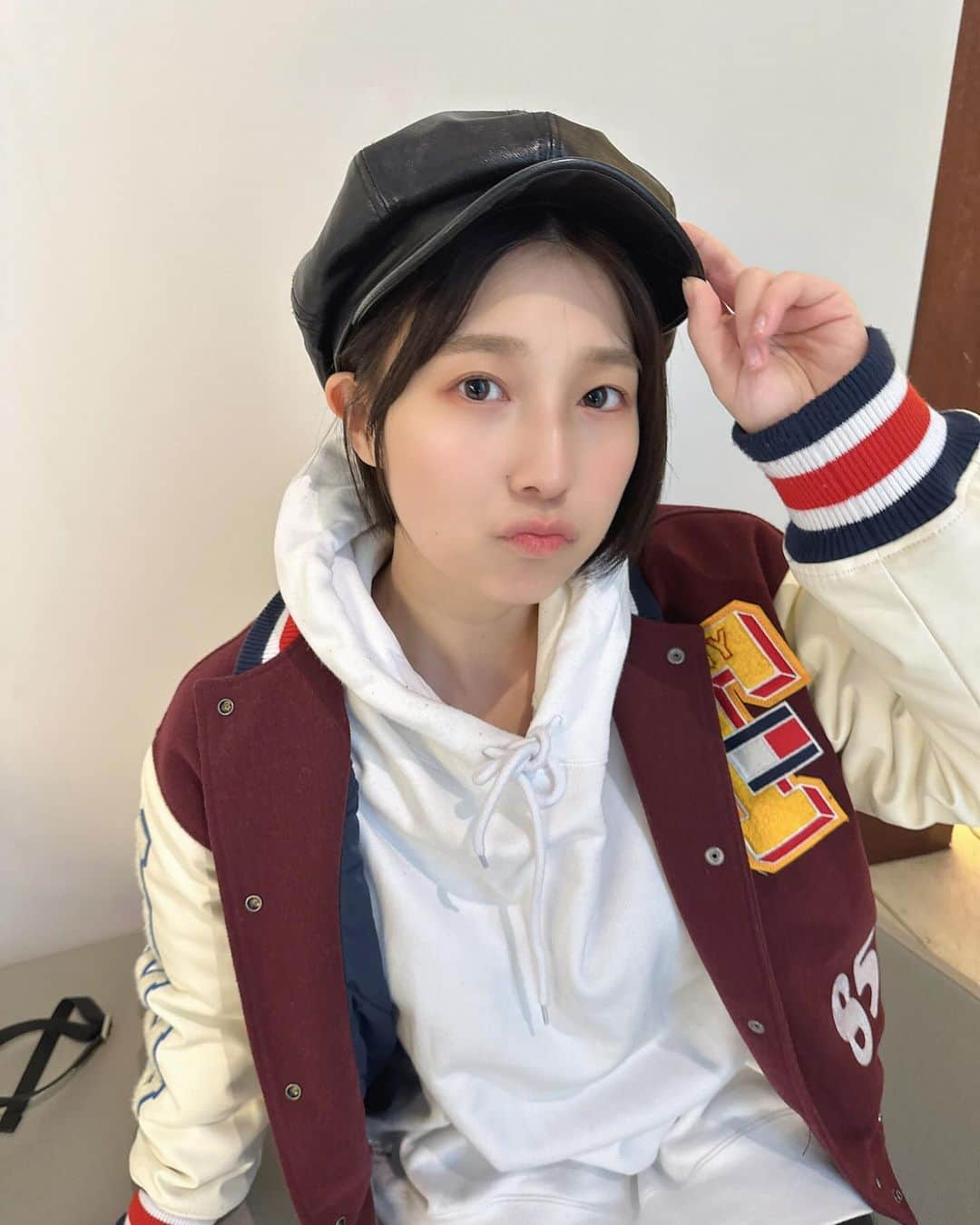 安部若菜のインスタグラム：「さいきん、前髪伸ばし中😗  #tommyhilfiger#アウター#ショート#ショートヘア#帽子」