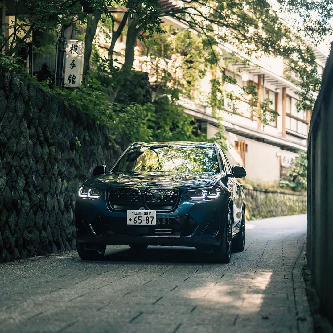 BMW Japanさんのインスタグラム写真 - (BMW JapanInstagram)「古き良き趣が残る、伊香保温泉 横手館。 BMW iX3 M Sport（ファイトニック・ブルー）で歴史ある街並みを巡る旅へ。  今なら購入サポートも充実。 詳細は @bmwjapan アカウントトップのURLからチェック。  ※特別な許可を得て撮影しています  #BMW #駆けぬける歓び #BMWJapan #THEiX3 #BMWiX3 #BMWi #BornElectric #BMWElectric #electriccar #EVcar #電気自動車 #電気のチカラで新たなる歓びを #伊香保温泉 #横手館」11月19日 19時00分 - bmwjapan