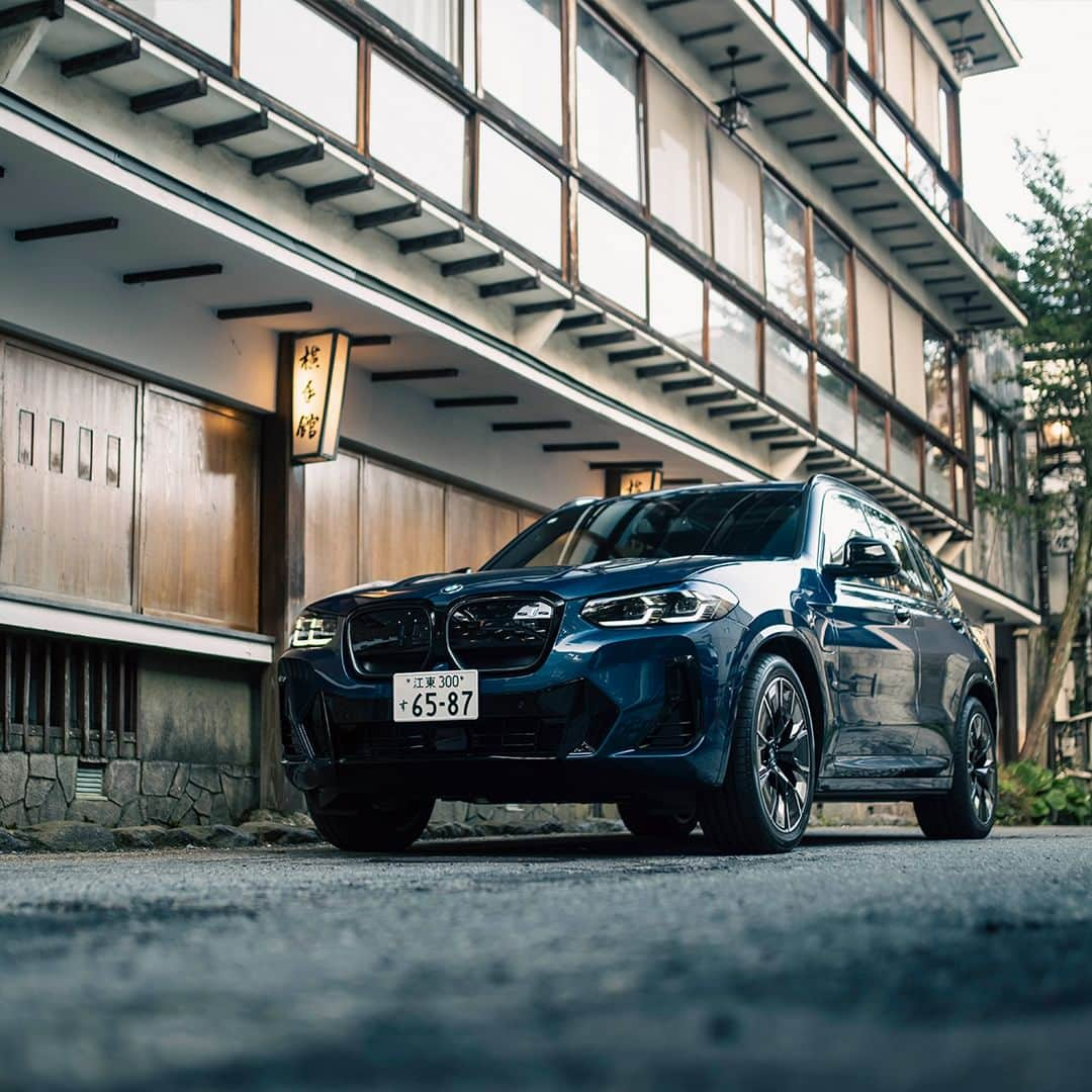 BMW Japanさんのインスタグラム写真 - (BMW JapanInstagram)「古き良き趣が残る、伊香保温泉 横手館。 BMW iX3 M Sport（ファイトニック・ブルー）で歴史ある街並みを巡る旅へ。  今なら購入サポートも充実。 詳細は @bmwjapan アカウントトップのURLからチェック。  ※特別な許可を得て撮影しています  #BMW #駆けぬける歓び #BMWJapan #THEiX3 #BMWiX3 #BMWi #BornElectric #BMWElectric #electriccar #EVcar #電気自動車 #電気のチカラで新たなる歓びを #伊香保温泉 #横手館」11月19日 19時00分 - bmwjapan