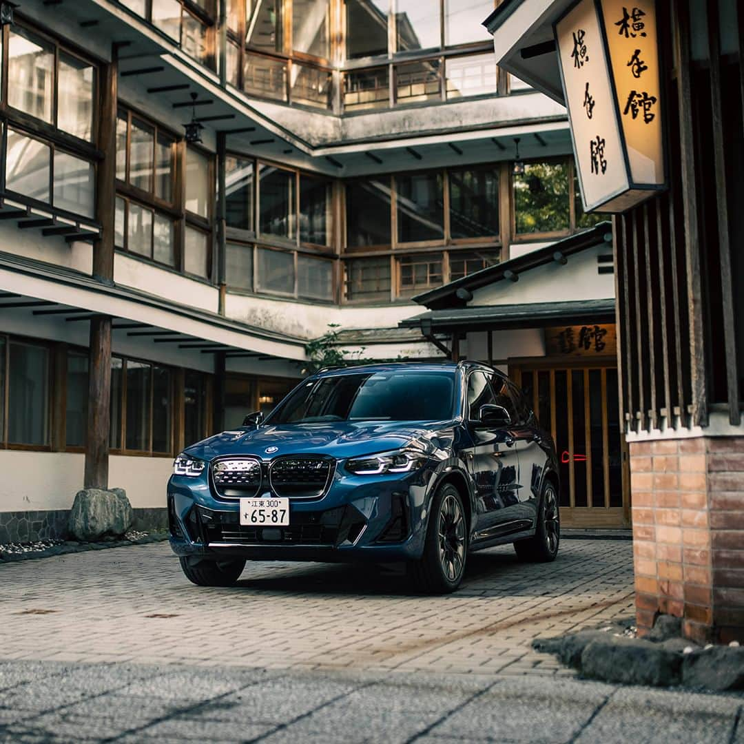 BMW Japanさんのインスタグラム写真 - (BMW JapanInstagram)「古き良き趣が残る、伊香保温泉 横手館。 BMW iX3 M Sport（ファイトニック・ブルー）で歴史ある街並みを巡る旅へ。  今なら購入サポートも充実。 詳細は @bmwjapan アカウントトップのURLからチェック。  ※特別な許可を得て撮影しています  #BMW #駆けぬける歓び #BMWJapan #THEiX3 #BMWiX3 #BMWi #BornElectric #BMWElectric #electriccar #EVcar #電気自動車 #電気のチカラで新たなる歓びを #伊香保温泉 #横手館」11月19日 19時00分 - bmwjapan