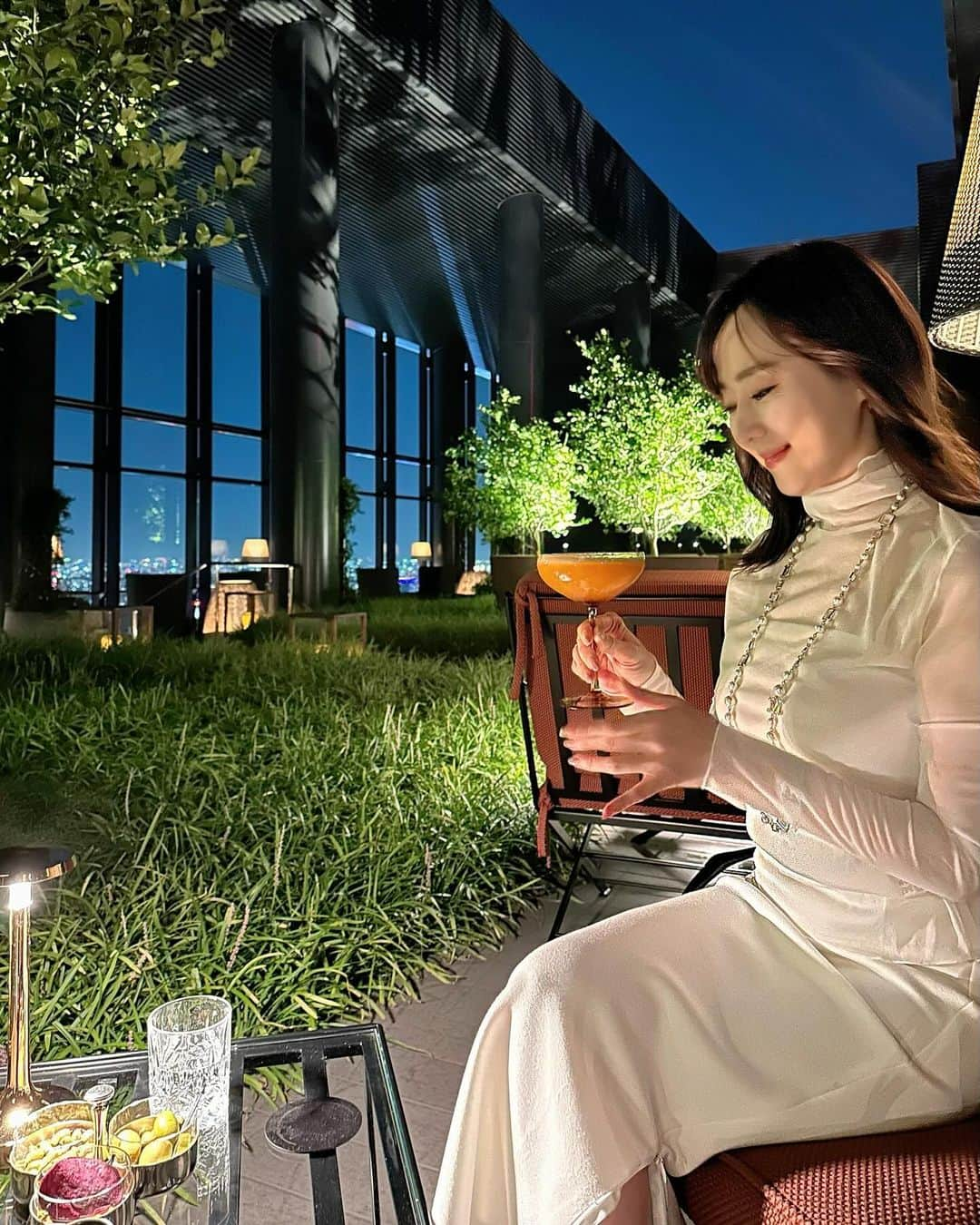 村上麻衣さんのインスタグラム写真 - (村上麻衣Instagram)「The Bulgari Bar🍸  45階のルーフトップからの 夜景が綺麗でした✨  たまにはオトナな時間でした💙 . .  #ブルガリバー#ブルガリホテル #東京バー #夜景が綺麗 #bvlgarihotel #bvlgari#夜景スポット #夜景デート #東京bar #tokyo #東京デート」11月19日 19時03分 - maimaisue