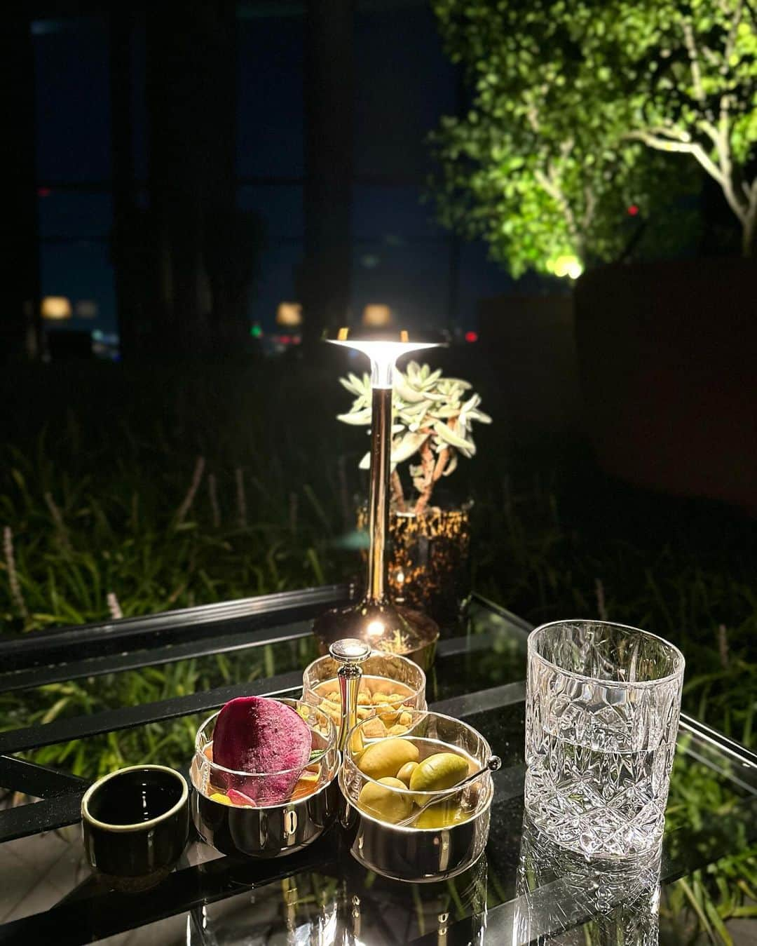 村上麻衣さんのインスタグラム写真 - (村上麻衣Instagram)「The Bulgari Bar🍸  45階のルーフトップからの 夜景が綺麗でした✨  たまにはオトナな時間でした💙 . .  #ブルガリバー#ブルガリホテル #東京バー #夜景が綺麗 #bvlgarihotel #bvlgari#夜景スポット #夜景デート #東京bar #tokyo #東京デート」11月19日 19時03分 - maimaisue