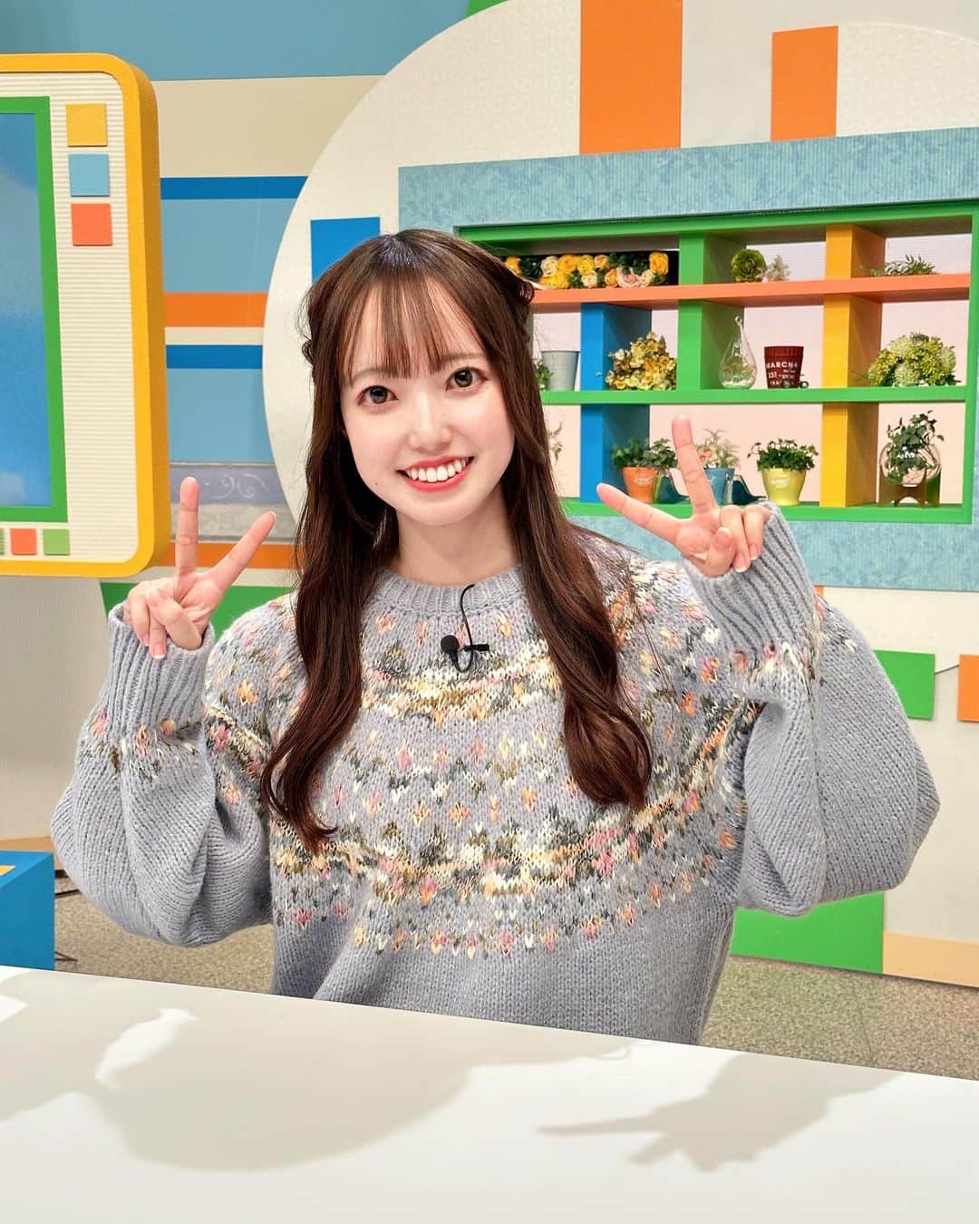 石井奏美のインスタグラム：「昨日のシアワセ気分の衣装です👗  冬のニットでした⛄️ もう静電気に気をつけないといけない季節だな…⚡️笑  今日も1日お疲れ様でした💐🧸  #岡山#香川#アナウンサー#衣装 #ootd#fashion」