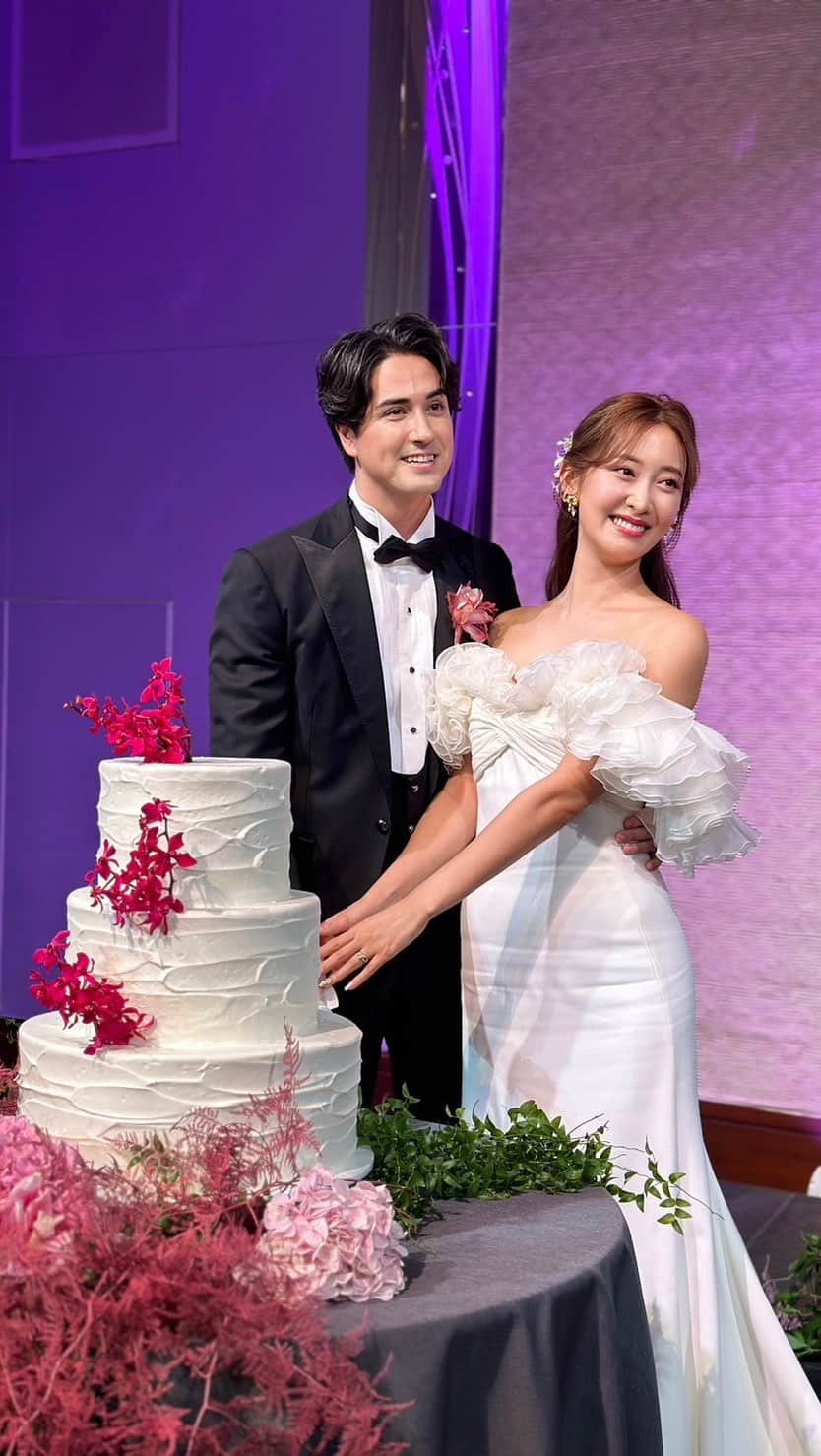 佐達ももこのインスタグラム：「cake cut🎂💖  会場装花に合わせてお花でデコレーションしてもらい、 可愛すぎるウェディングケーキに😭🫶  カットしてそのままポーズしなきゃいけないのに イェーイ！ってナイフ持ち上げちゃったわたし達。笑  そして大口あけて可愛く食べるってむずくない🤣？  produce @yukowedding  photo @saito_katsuki  hairmake @faccie_niho_sunny  flower @shojiroyamaguchi  @72.seven_two  #結婚式#披露宴#weddingday #パレスホテル東京 #パレスホテル#パレス花嫁 #パレスホテル東京ウエディング#パレスな花嫁 #wedding#palacehotel#palacehoteltokyo#palacehoteltokyowedding#thetreatdressing#treatdressing」