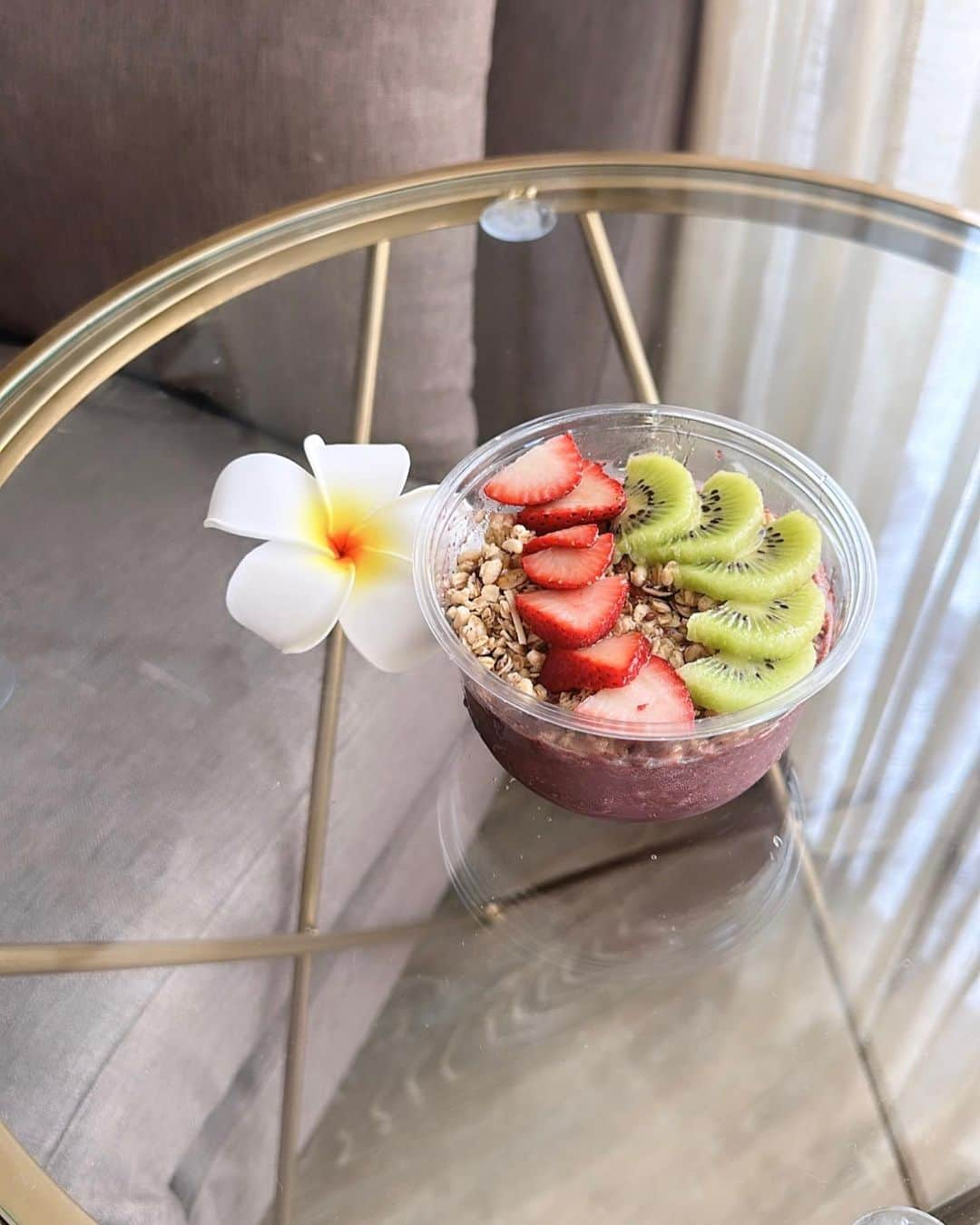 大薮未来さんのインスタグラム写真 - (大薮未来Instagram)「Acai bowl✨  ホテルのプールと海にも入れて嬉しかった〜♡ またリゾート地行きたいな〜〜🌺  今回の旅行のバッグも @polene_paris ♡ thankyou @polene_paris ♡  #polene #ad  #guam #guamtrip #グアム旅行 #グアム観光  #リゾートホテル　#ハーフアップ」11月19日 19時05分 - miku_ohyabu