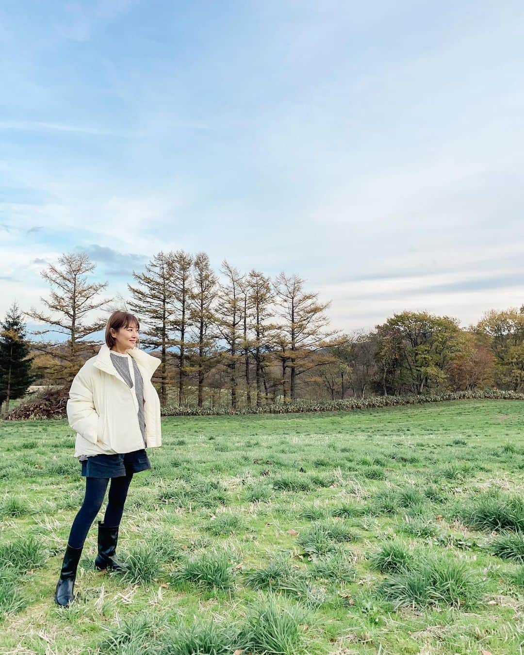 藤崎奈々子さんのインスタグラム写真 - (藤崎奈々子Instagram)「⁡ 宮城、山形へ旅行に行きました！ ⁡ もう東北は紅葉も進んでいて、太陽がないとお昼でも冷えるくらいの気温 ⁡ ダウンでちょうど良いくらいでした ・ 東京では暑すぎて全く着る事ができなかった @null._official_ のダウンを旅のお供に ⁡ 軽くて、白くて、可愛いので着るのを楽しみにしていたから嬉しい♡ ⁡ これから東北旅始まりまーす♪ ・ #小旅行 #旅行好き #旅行好き女子 #大人旅 #カメラ旅 #女子旅 #国内旅行 #ナナタビ #宮城観光 #蔵王 #蔵王キツネ村 #null  #ナナコタビ #大人の絶景旅」11月19日 19時05分 - nanakofujisaki