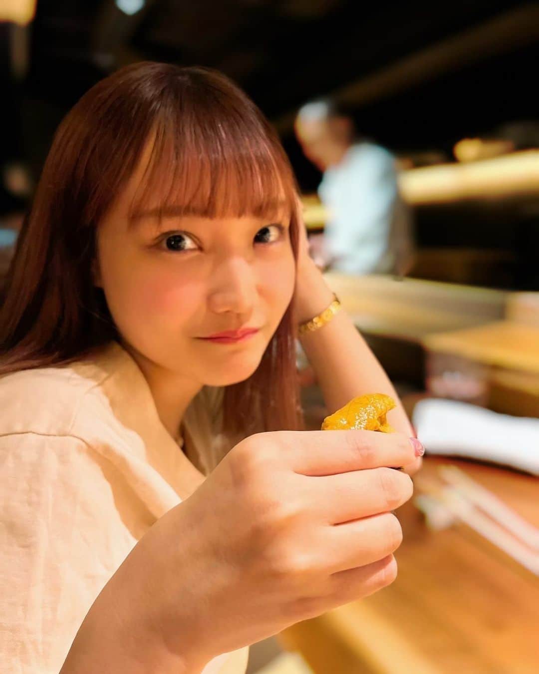 のインスタグラム：「美味しいおすしで大興奮のわたし」