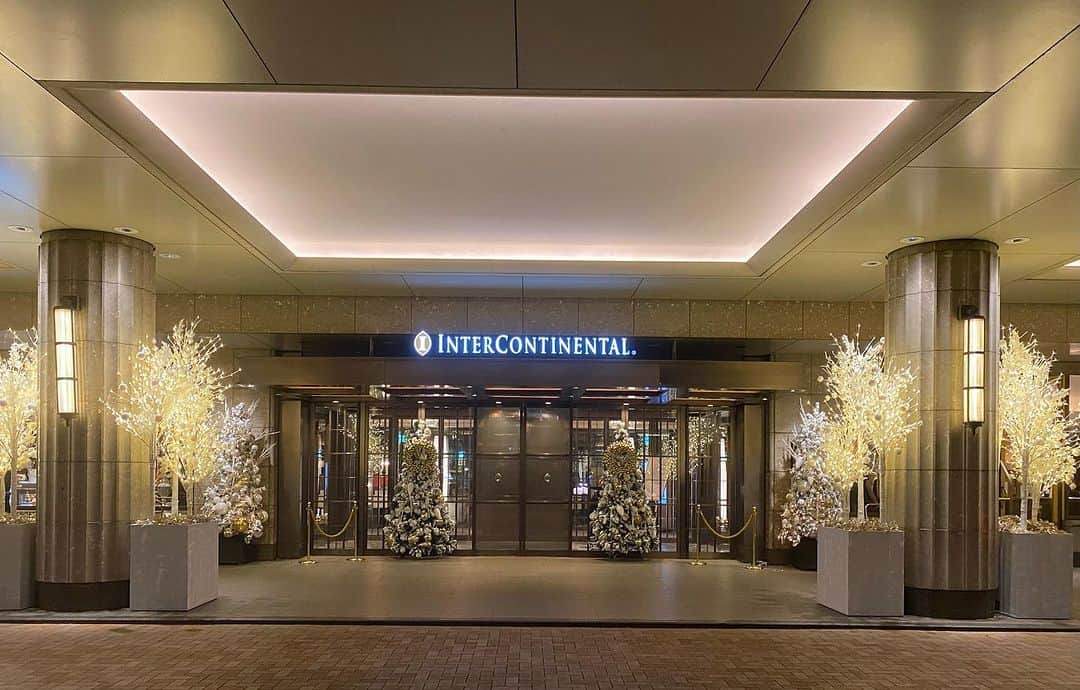 のインスタグラム：「. 🎄クリスマスイルミネーション✨  エントランスには、クリスマスツリーとともに約60mのイルミネーションが広がっています。  また、ロビー階にあるハドソンラウンジの暖炉の上には、大きなリースが施されクリスマス気分を盛り上げます。  #intercontinentaltokyobay #ホテルインターコンチネンタル東京ベイ  #インターコンチネンタル東京ベイ  #intercontinental  #クリスマス #christmas  #クリスマスツリー  #christmastree #🎄 #クリスマスイルミネーション  #christmasillumination」