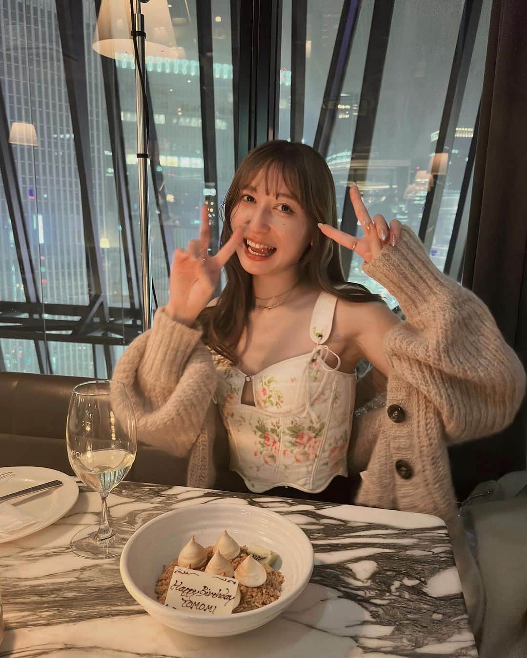 Tomomi Teradaのインスタグラム：「Such a lovely day💗✌🏻✌🏻 11/17 お誕生日を迎えました🥂いつもありがとうmy friends👄今年もMermaidにむかってゴ〜🧜🏻‍♀️🫧」