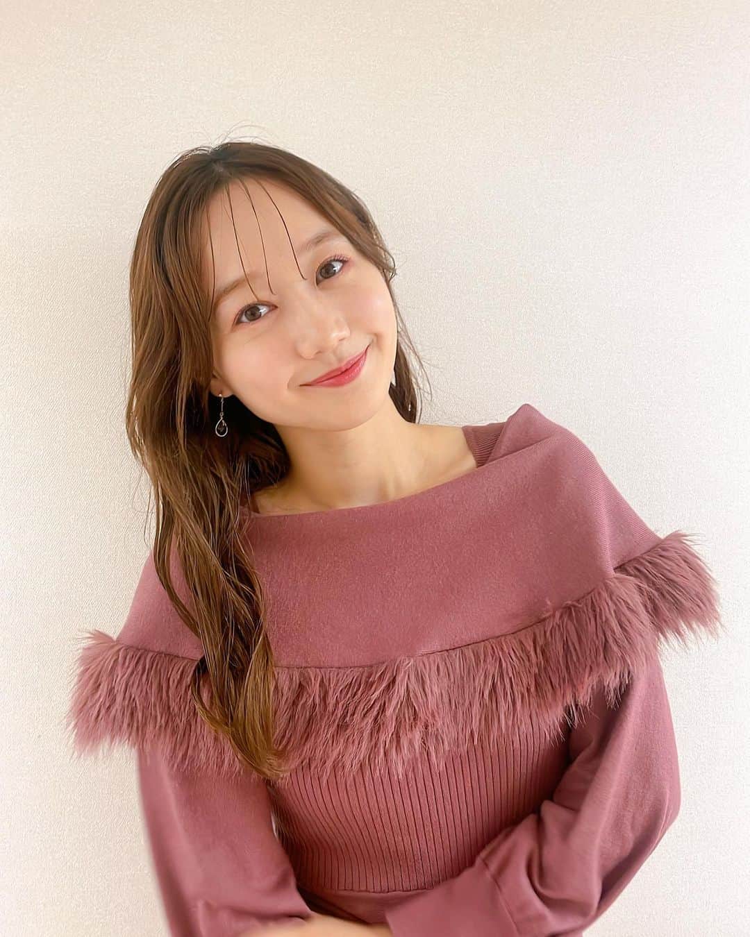 高田秋のインスタグラム：「ウインズ道頓堀でのイベント、 来て下さった皆さまありがとうございました♥️ お客さんが沢山来てくれていて嬉しかった〜🥺🥺  そして！ 私の本命ナミュールが見事優勝🏆わーい🤩🫶 ただソウルラッシュが、、、、抜けました ごめんなさい！！笑 G1当たってめっちゃ嬉し〜♥️ 今日の夜ご飯は点々にしちゃお♥️  まりなるさんともお久しぶりでした🥰    #マイルCS #ウインズ道頓堀」