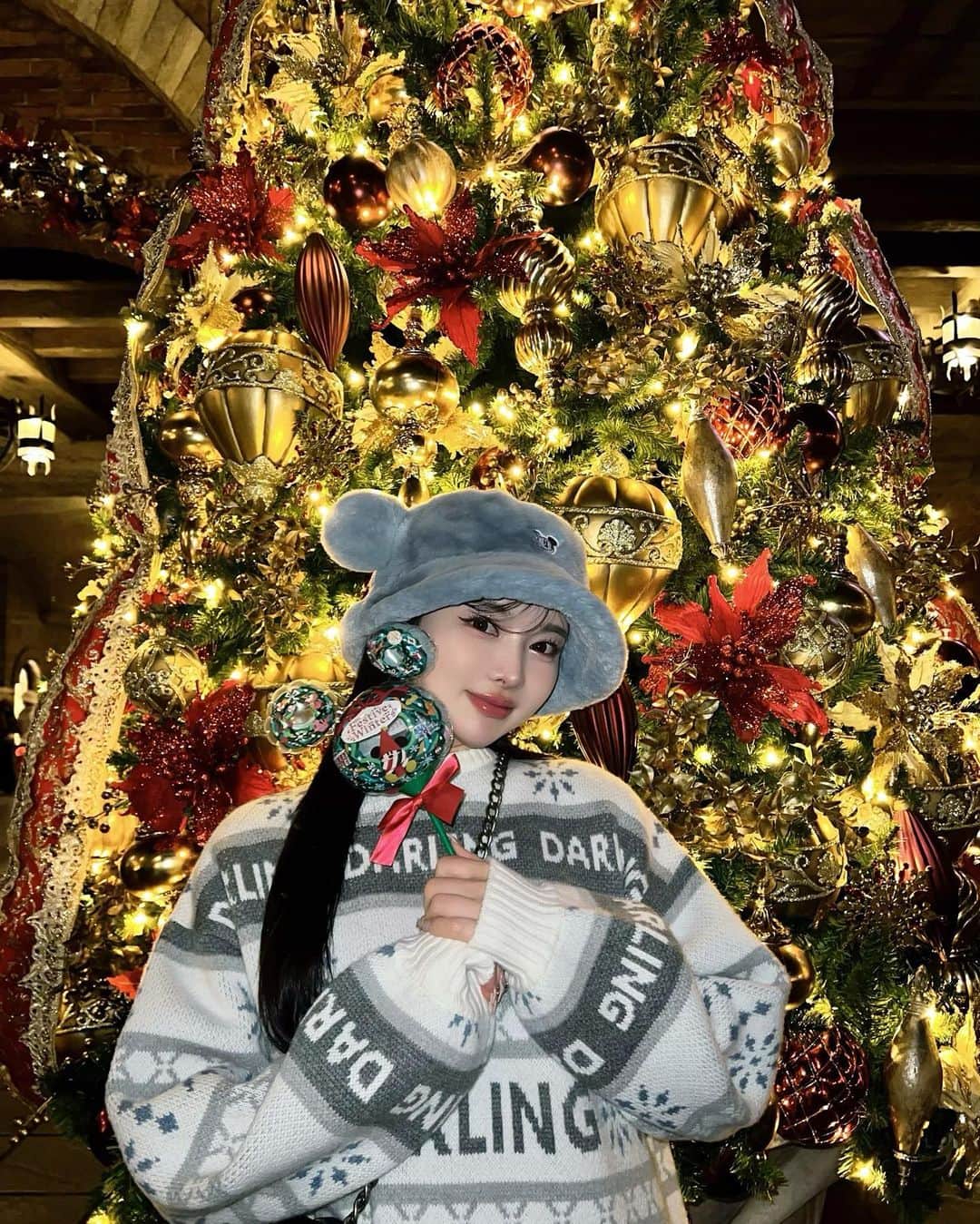 のインスタグラム：「𝑥𝑚𝑎𝑠 𝑑𝑖𝑠𝑛𝑒𝑦🎄❤️ クリスマスムードでとにかく可愛かった〜♡♡  お洋服に合わせてモコモコバケハゲットした🐭🩶 さすがにこの時期のディズニーは寒過ぎたので バケハ暖かくて大正解だった🙆‍♀️  Darich身につけてる子沢山発見して、バレないように こっそり見ながらニヤニヤしてたよ😗🩷  #Darich#ダーリッチ#ディズニーカチューシャ#ディズニーコーデ  #TDS#TDL#tokyodisneysea」