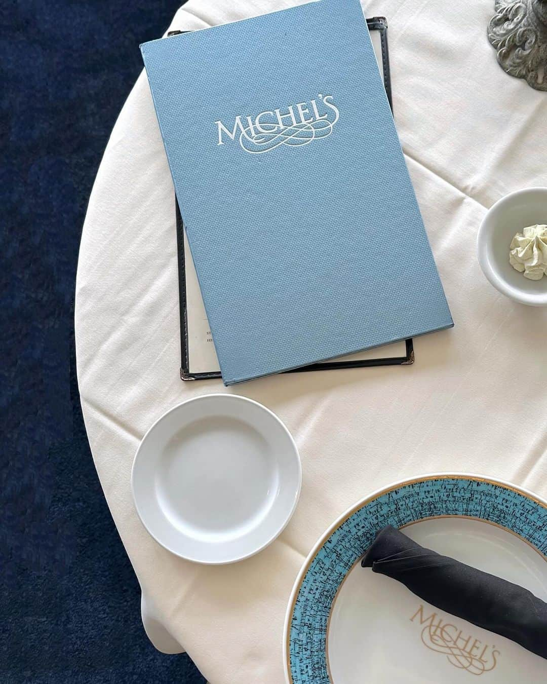 濱田あおいのインスタグラム：「. . あっという間に1ヶ月前の話🌞  ハワイ最終日のディナーは Michel'sへ🍽️  ハワイの定番で、質問コーナーでも たくさんおすすめいただいた場所✨  サンセットの時間より少し前に行って だんだんと夜景に変わっていく景色を 楽しみながら食事できるのは やっぱり噂通りの特別な空間でした😽  特にお気に入りは目の前で仕上げてくれる シーザーサラダとオマール海老のビスク🧡  1度は行ってみたかったところで ディナーできて大満足っ◎  #hawaii#michels#ハワイ#ハネムーン#ハネムーンハワイ#ハネムーンレポ」