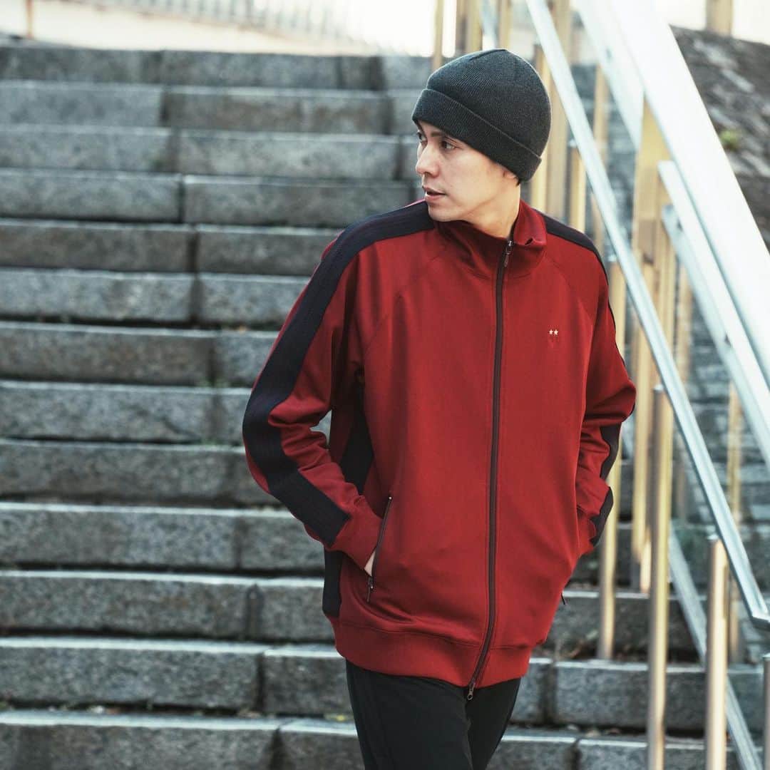 鹿島アントラーズさんのインスタグラム写真 - (鹿島アントラーズInstagram)「＼秋冬アパレル発売🍂❄️／  着心地がよく防風性に優れたスタジアムコートや、 さまざまなモードに対応するトラックジャケット、 保温性と防寒性を兼ね備えたウールブランケットが新商品として登場！  ぜひチェックしてください✔︎  #秋冬アパレル #鹿島アントラーズ #antlers #antlersgoods」11月20日 18時00分 - kashima.antlers