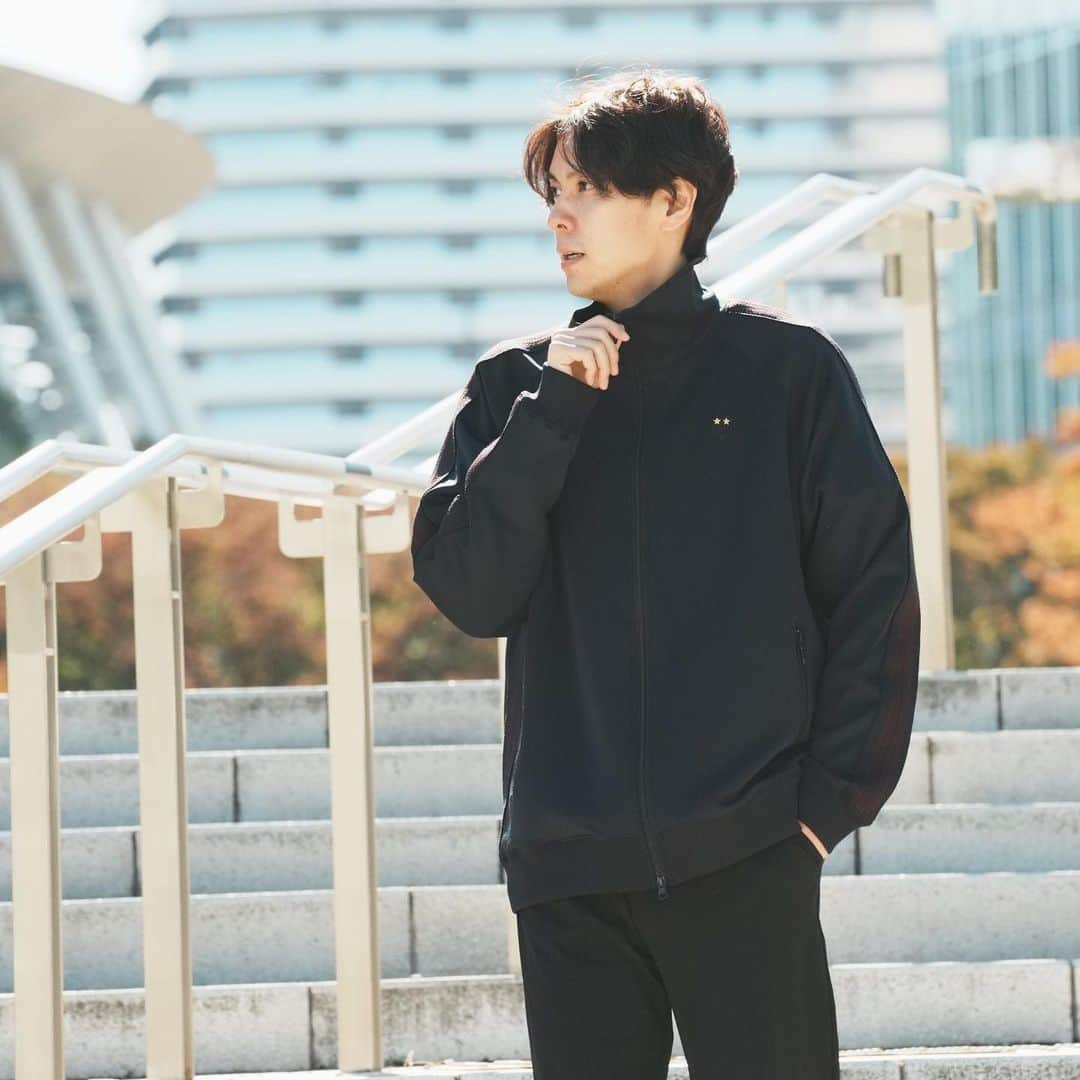鹿島アントラーズさんのインスタグラム写真 - (鹿島アントラーズInstagram)「＼秋冬アパレル発売🍂❄️／  着心地がよく防風性に優れたスタジアムコートや、 さまざまなモードに対応するトラックジャケット、 保温性と防寒性を兼ね備えたウールブランケットが新商品として登場！  ぜひチェックしてください✔︎  #秋冬アパレル #鹿島アントラーズ #antlers #antlersgoods」11月20日 18時00分 - kashima.antlers