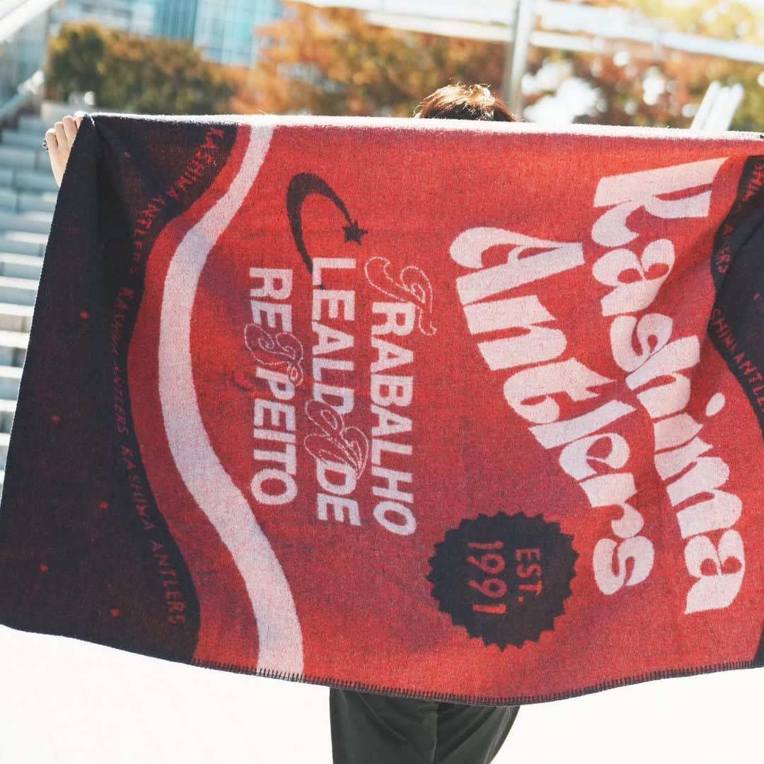鹿島アントラーズさんのインスタグラム写真 - (鹿島アントラーズInstagram)「＼秋冬アパレル発売🍂❄️／  着心地がよく防風性に優れたスタジアムコートや、 さまざまなモードに対応するトラックジャケット、 保温性と防寒性を兼ね備えたウールブランケットが新商品として登場！  ぜひチェックしてください✔︎  #秋冬アパレル #鹿島アントラーズ #antlers #antlersgoods」11月20日 18時00分 - kashima.antlers