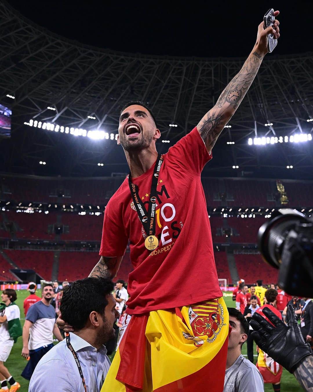 セビージャFCのインスタグラム：「🎂 ¡Feliz cumpleaños, ‘𝐏𝐢𝐬𝐡𝐚’! 🎉   ❤️7️⃣ @suso   #WeareSevilla #NuncaTeRindas」