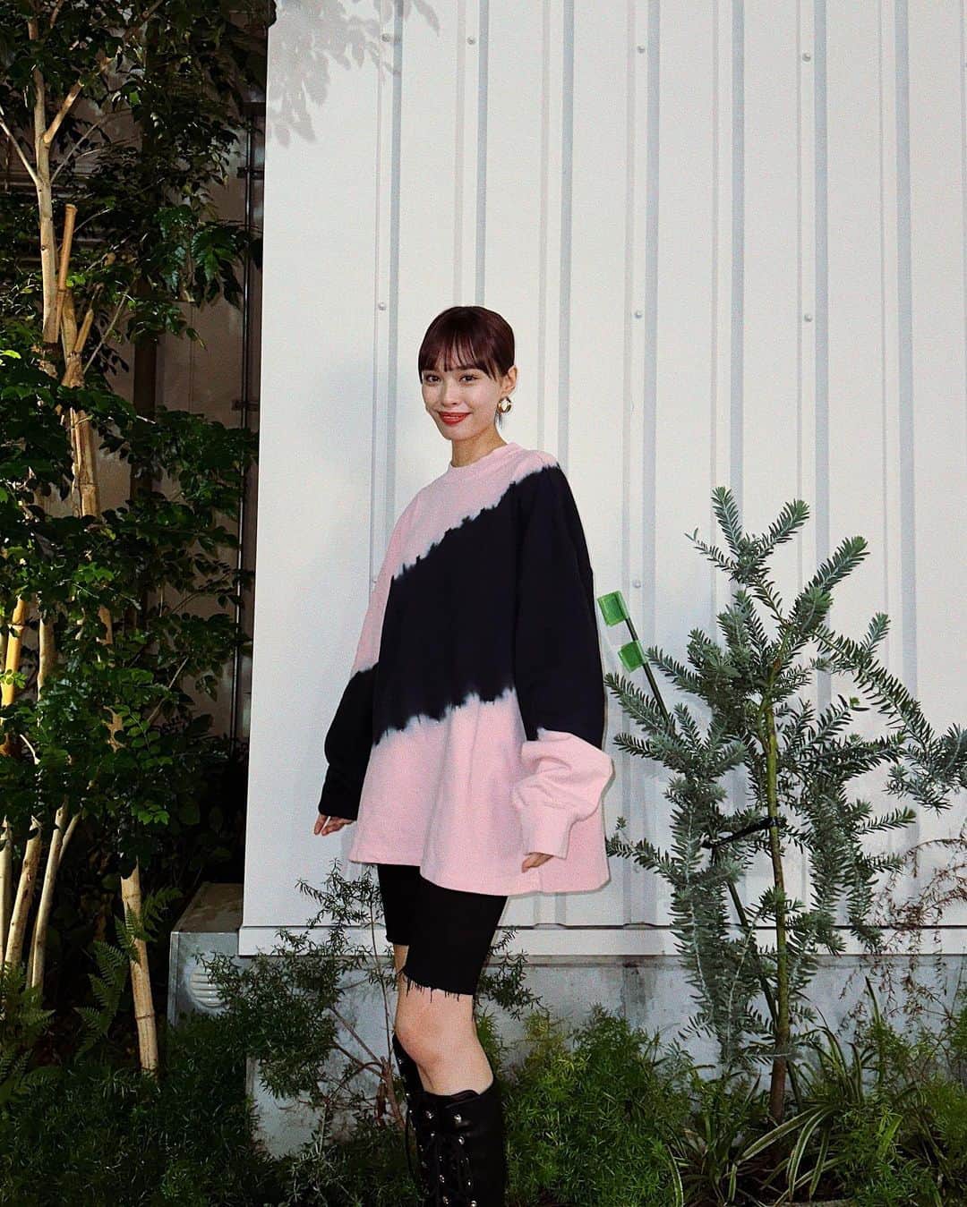 クロエのインスタグラム：「@rosebud_official_ 🖤🩷 かわいいスウェット🫶🏻 意外と持ってない色味だったけど、なんにでも合うし、今の季節にぴったりだった💭 #pr #ROSEBUD #ローズバッド #magbyc #マグバイシー ROSE BUD店頭とオフィシャルサイトで販売中みたいです🤍」