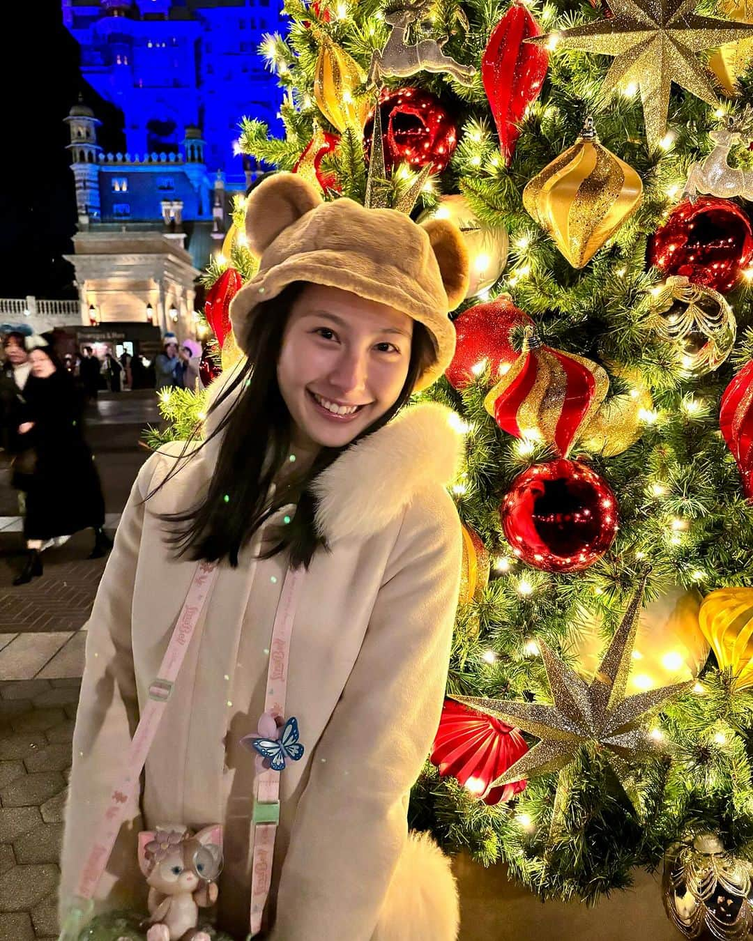 里彩さんのインスタグラム写真 - (里彩Instagram)「🎄🦊💖🐻🪅✨  色んな場所がクリスマスモードでキラキラしていて😌 るんるん歩いてます💓  お部屋にもうクリスマスツリーを飾っちゃった🤭🎄✨  クリスマスが待ち遠しいな〜🥰  #disney #disneysea #christmas #christmastree #christmasiscoming #christmasmood #duffy #linabell #ディズニー #ディズニーコーデ #ディズニーシー #ディズニーグッズ #クリスマス #クリスマスツリー #クリスマスディズニー」11月19日 19時18分 - risa_gram611