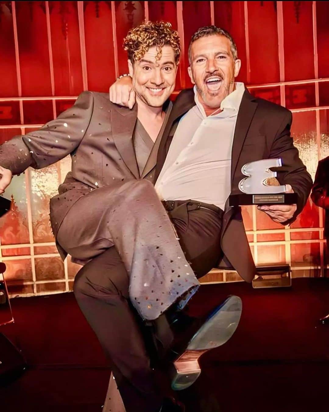 アントニオ・バンデラスのインスタグラム：「Aqui con mi amigo David, divirtiendonos en la celebración de los premios #Esquire.   Here, having fun with my friend David Bisbal, during the celebration of the “Esquire” awards.  @davidbisbal @esquirees」