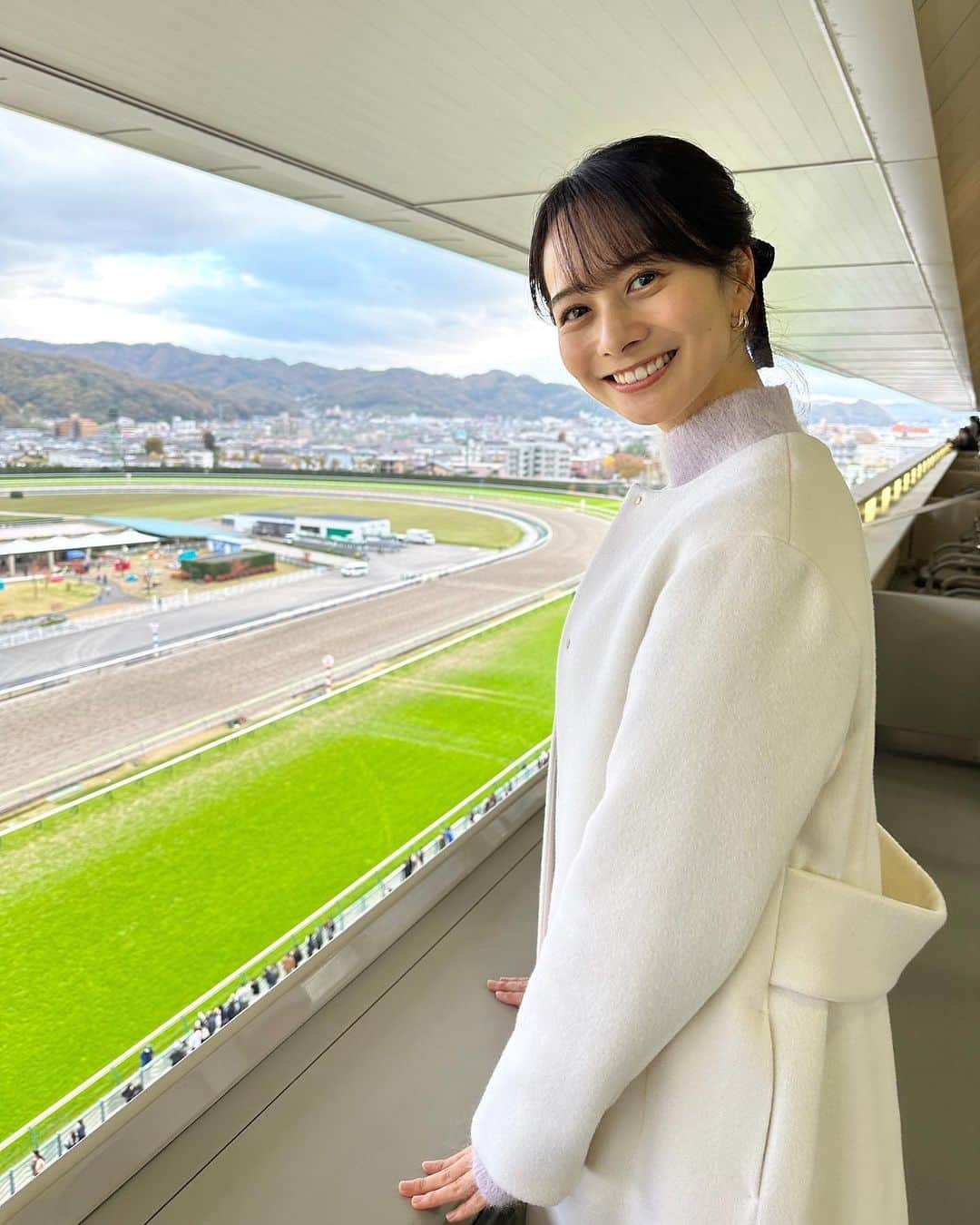 高見侑里のインスタグラム：「◡̈♥︎ 本日11/19(日)閉幕した、WRC世界ラリー選手権の日本ラウンド「フォーラムエイト・ラリージャパン2023」🏁 ⁡ #勝田貴元 選手は総合５位で2年連続の表彰台とはなりませんでしたが、出場選手最多となる10度のSSトップタイムを記録されました✨ ⁡ そして１位はエルフィン・エバンス選手、２位セバスチャン・オジエ選手、３位カッレ・ロバンペラ選手と、トヨタ勢が表彰台を独占という結果に👏 ⁡ ラリージャパン、熱く盛り上がりました✊ ⁡ そんな中、私は本日、福島競馬場へ🏇 ⁡ #東京ホテイソン さんとのトークショーに参加させていただきました☺️ ⁡ 今日はゆっくりと時間があったので、福島名物の喜多方ラーメンをフードコートでいただいたり、UMAJO SPOTでお茶をしたりと、福島競馬場を満喫しましたよ✌️ ⁡ お昼のトークショーは芝の上でのステージだったので、青空の下、芝の香りと陽の温かさを感じながら気持ちのいい時間でしたし、夜は最終レースが終わった後にも関わらずたくさんの方が残っていらっしゃって、とっても楽しいひとときを過ごさせていただきました！ ⁡ 本日イベントにお越しくださった皆様、本当にありがとうございます🤍 ⁡ #WRC #Rallyjapan #ラリージャパン #秋の福島競馬 * 衣装提供 コート＆ニット＆スカート…#CELFORD シューズ…#cawaii ピアス…#taocollection」