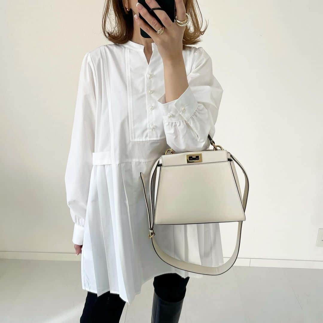 ERIさんのインスタグラム写真 - (ERIInstagram)「・ ・ #PR#styledoor ・ ブラウスにツイードジャケットの綺麗めモノトーン ・ ・ モダンで上品なプリーツブラウスは 腰まわりをカバーしてくれるチュニック丈に ウエスト位置が高く見えるようなデザインで スタイルアップも✨ ・ 久々に黒スキニーにロングブーツ履きたくなりました☺️ ・ ・ ・ @styledoor_official  ・ ・ ・ outer…#loungedress bag…#fendi shoes…#letalon  ・ ・ ・ #シンプルコーデ#きれいめカジュアル#モノトーンコーデ #emmataylor#フェンディ#ラウンジドレス#ルタロン」11月19日 19時19分 - _____m.m.7114_